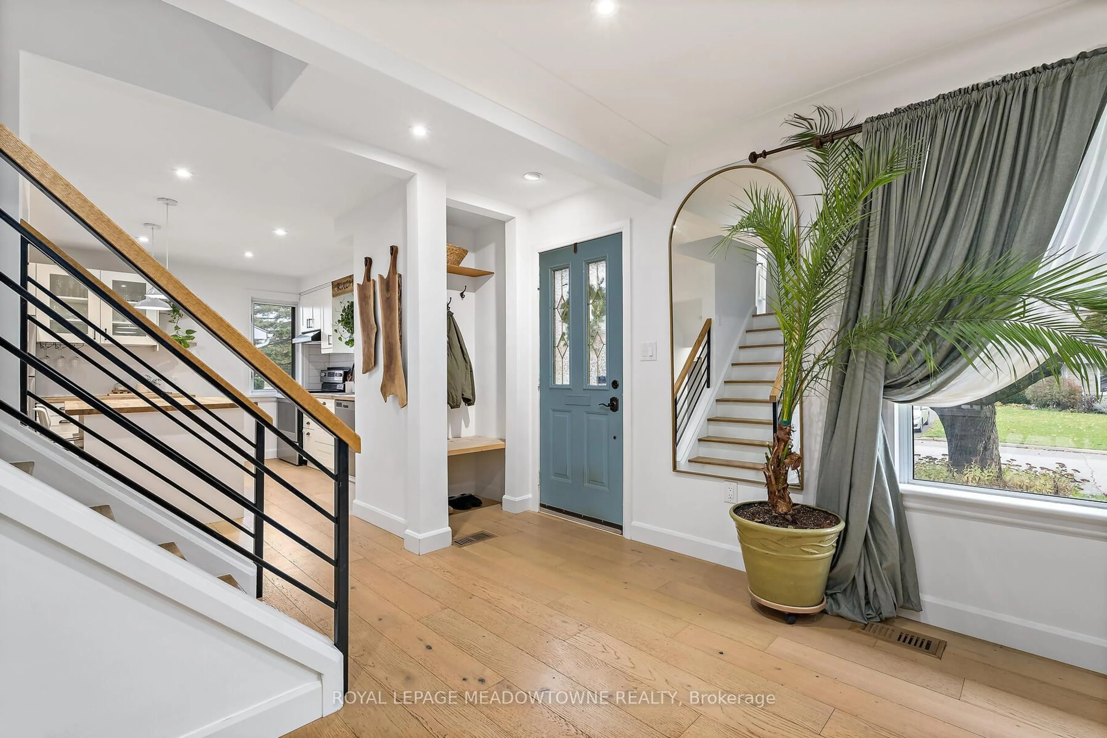 Indoor entryway for 113 Elizabeth Dr, Halton Hills Ontario L7J 1B6