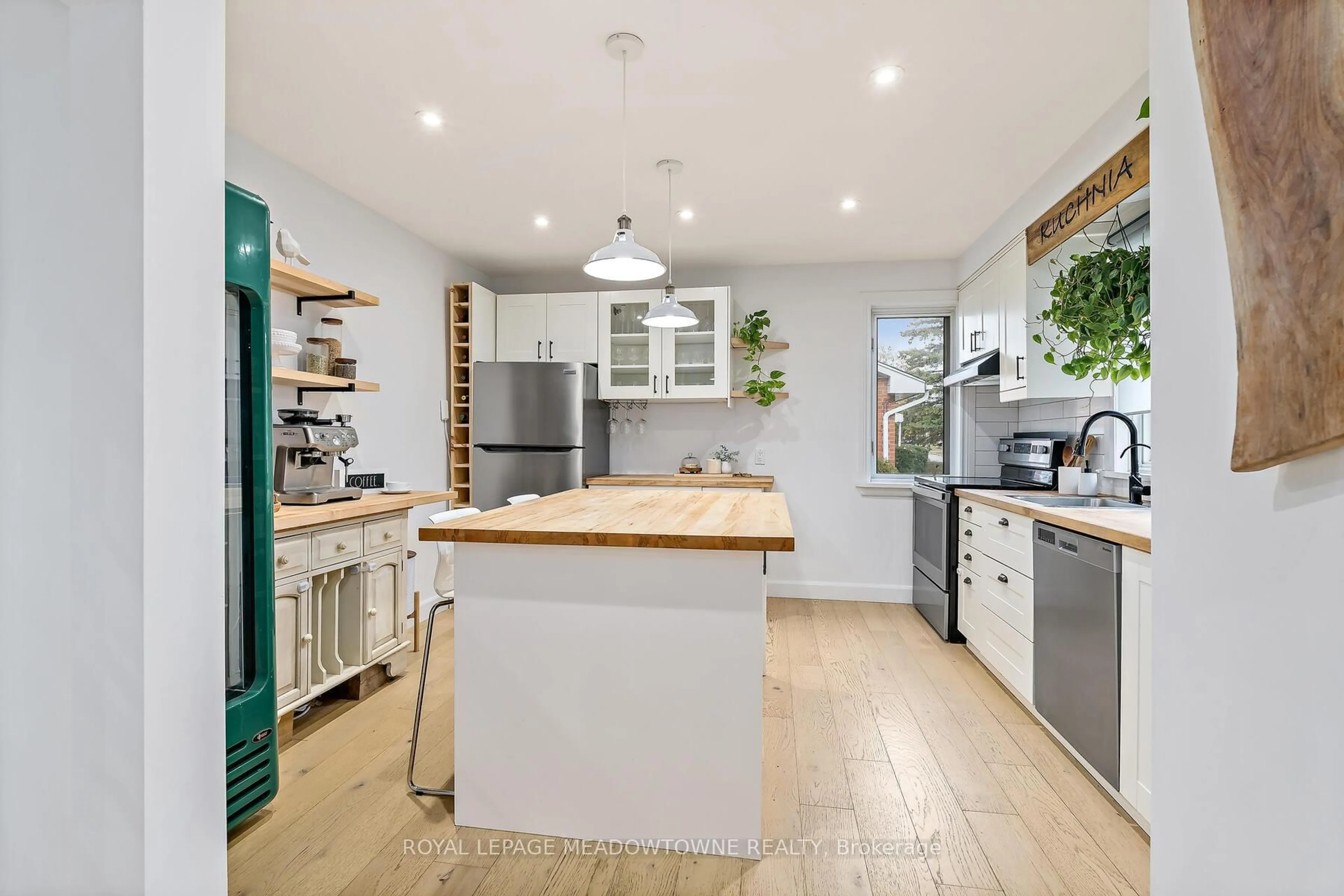 Open concept kitchen, unknown for 113 Elizabeth Dr, Halton Hills Ontario L7J 1B6