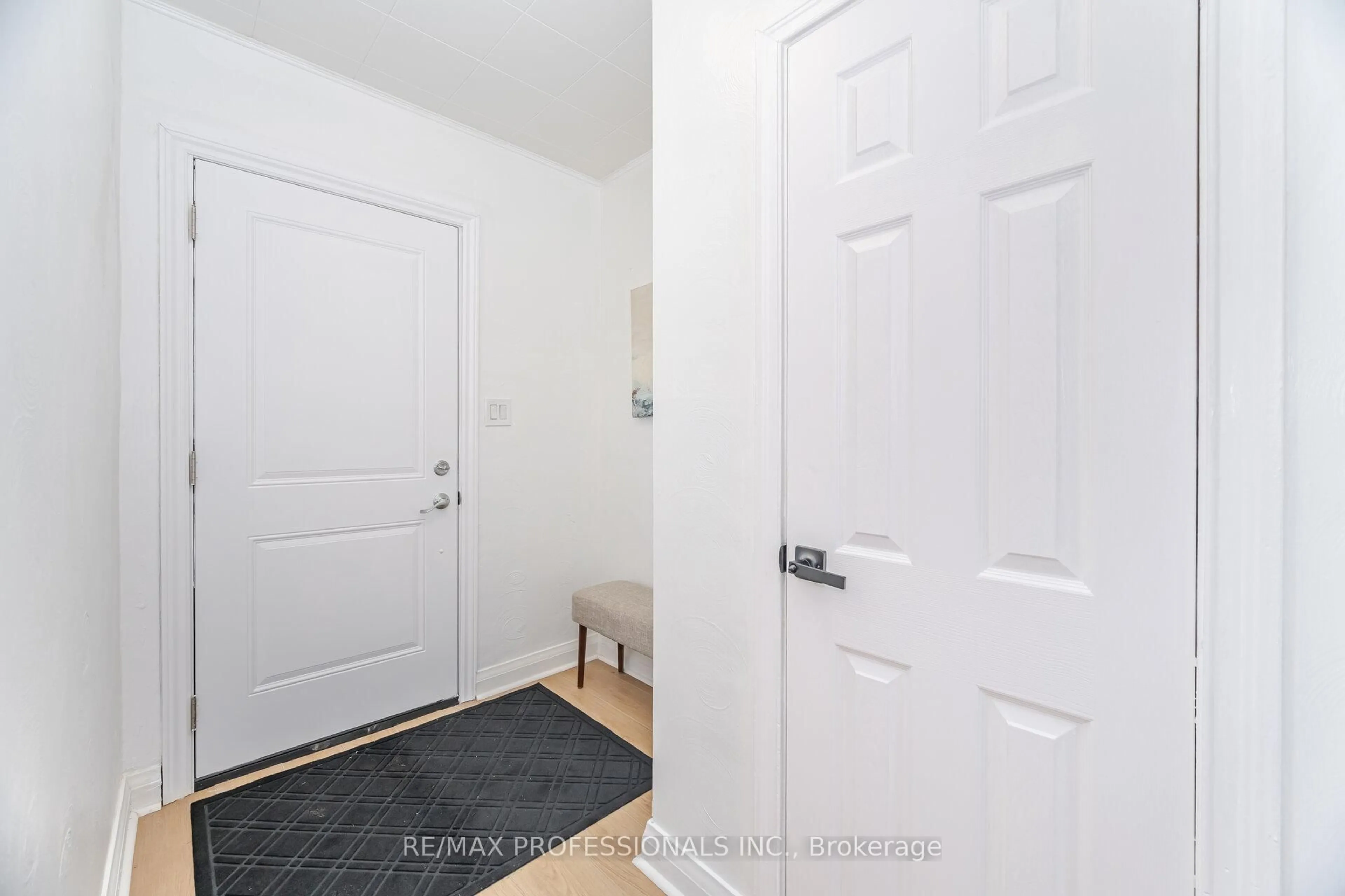 Indoor entryway for 685 Kipling Ave, Toronto Ontario M8Z 5G4