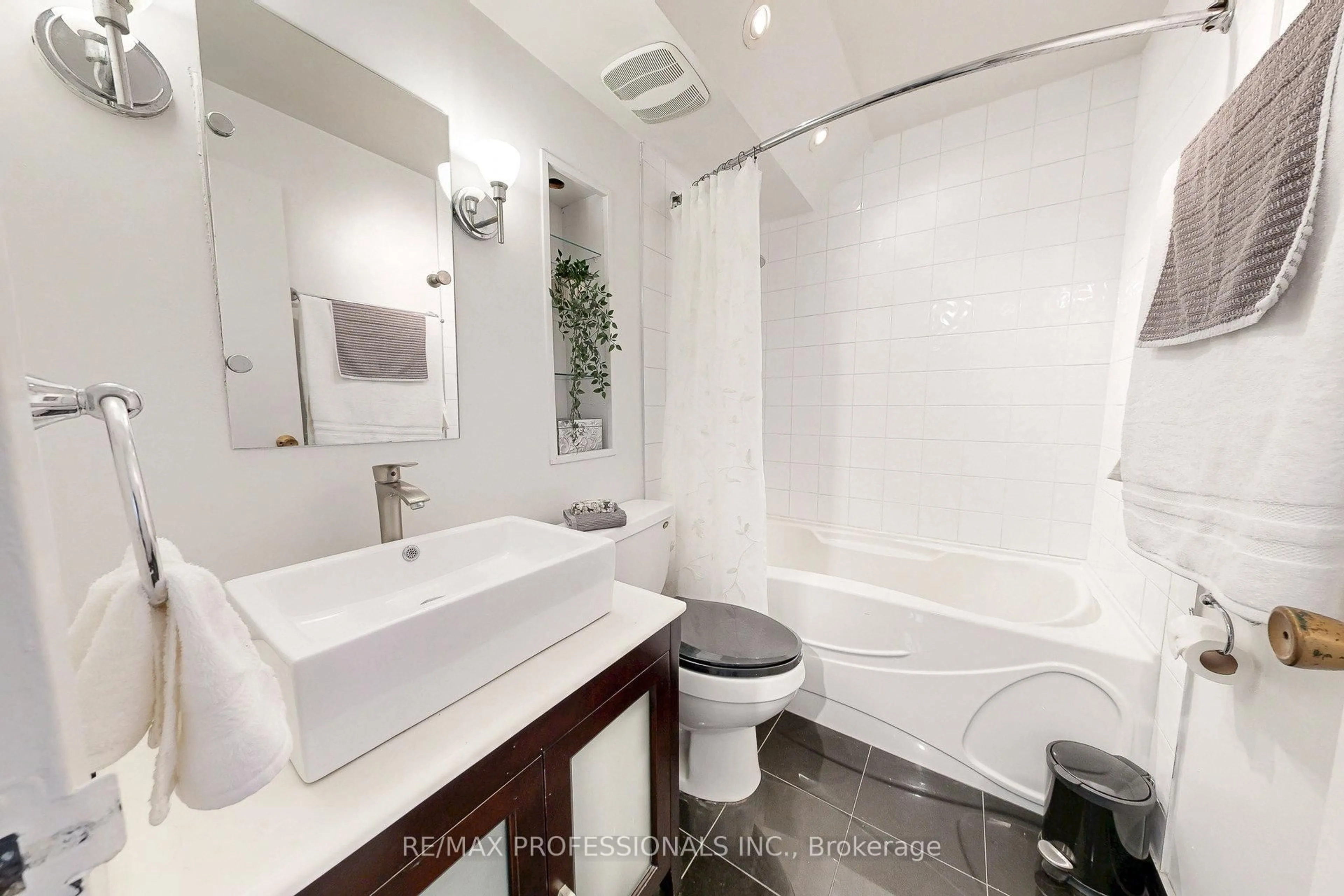 Standard bathroom, ceramic/tile floor for 151 La Rose Ave #907, Toronto Ontario M9P 1B3