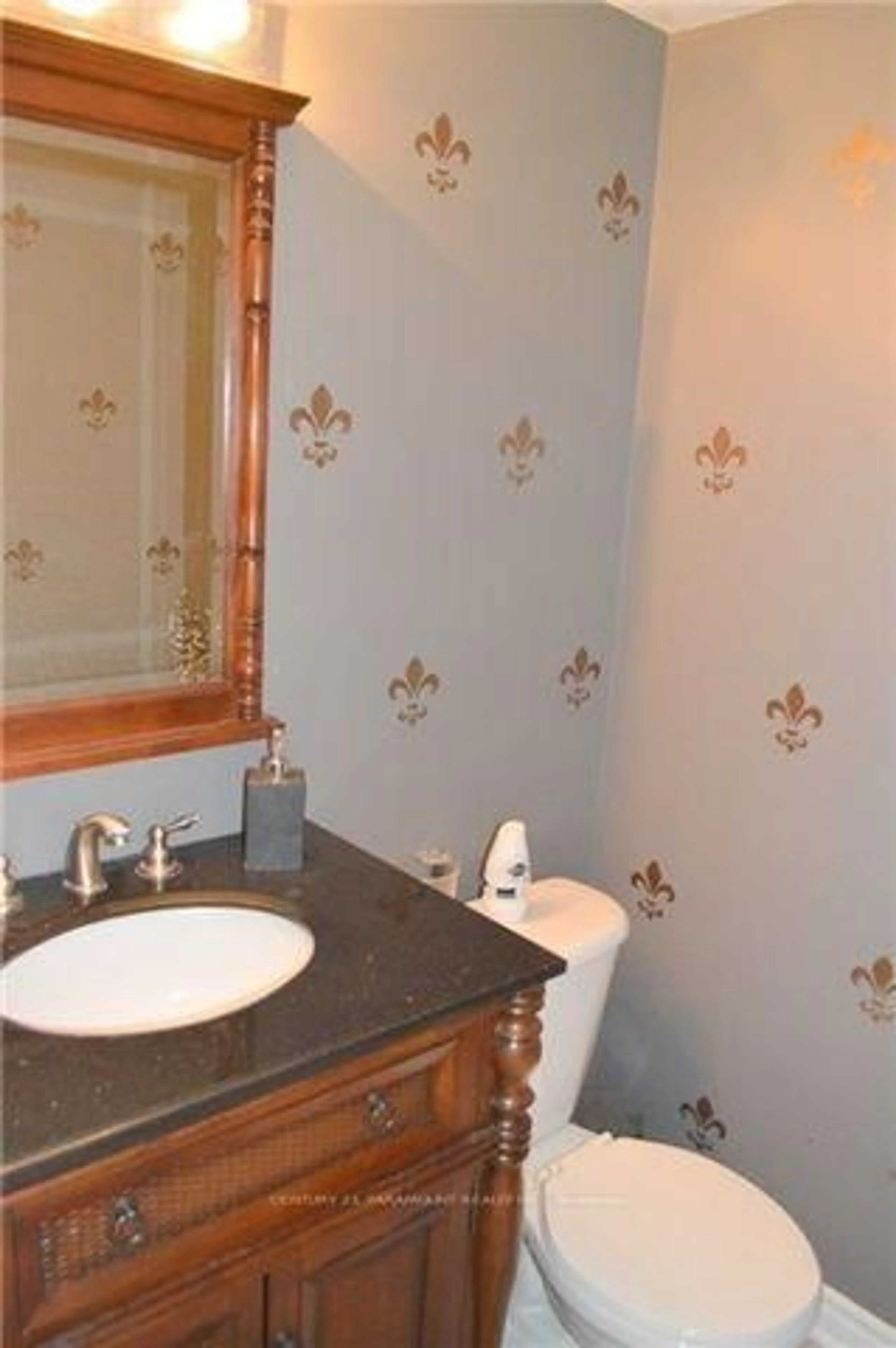 Standard bathroom, ceramic/tile floor for 641 Macbeth Hts, Mississauga Ontario L5W 1E5