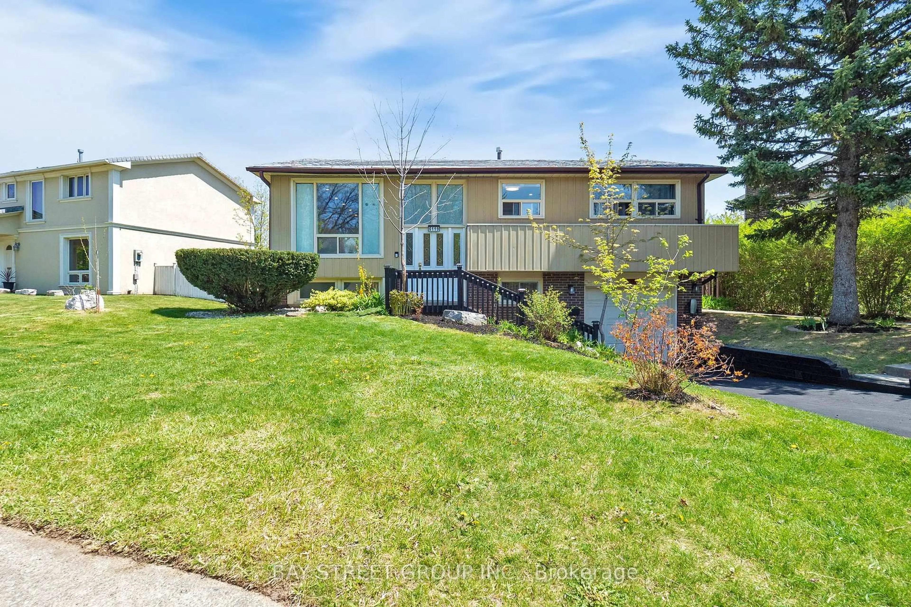 Home with vinyl exterior material, street for 6119 Wabukayne Crt, Mississauga Ontario L5N 2B1