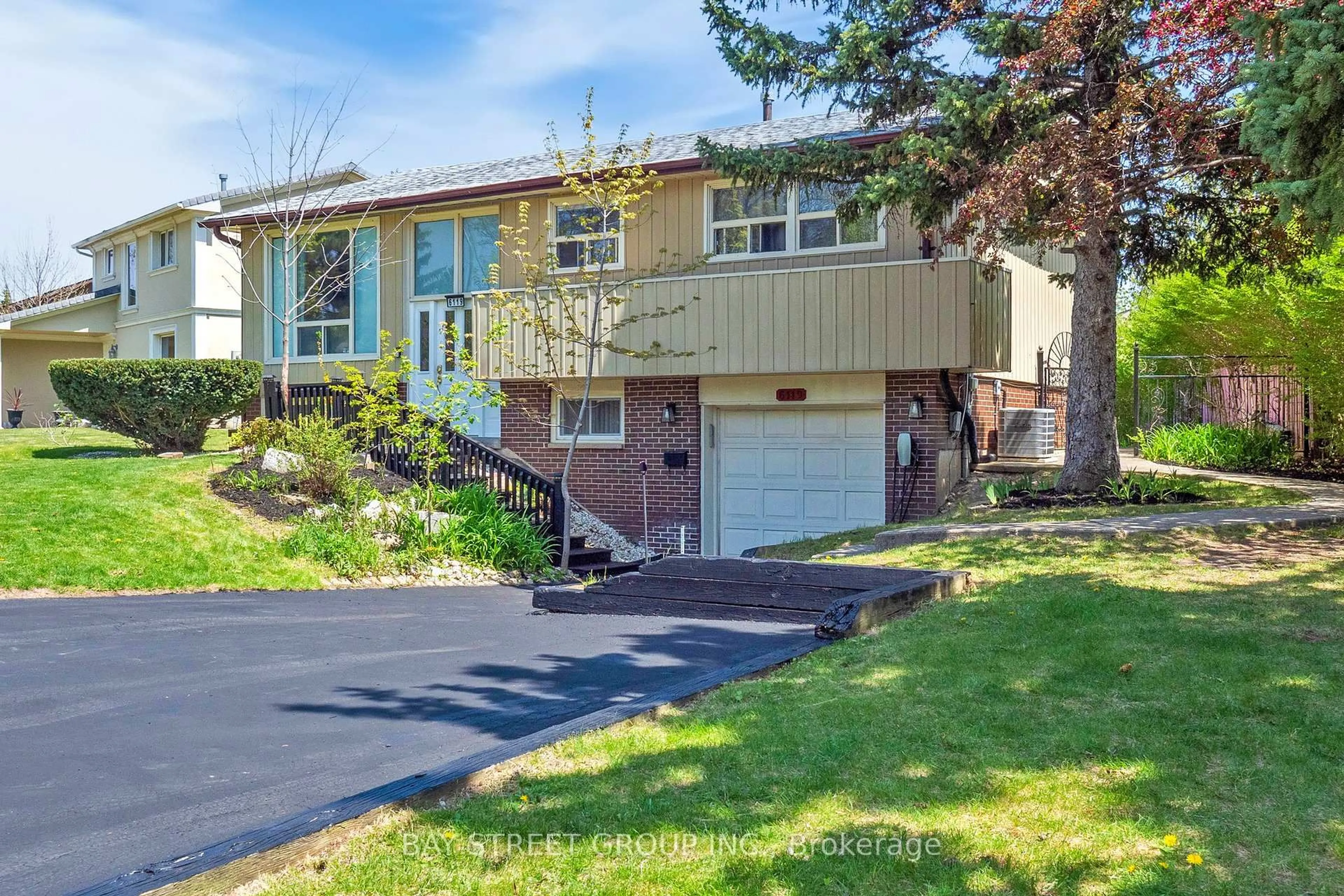 Home with vinyl exterior material, street for 6119 Wabukayne Crt, Mississauga Ontario L5N 2B1