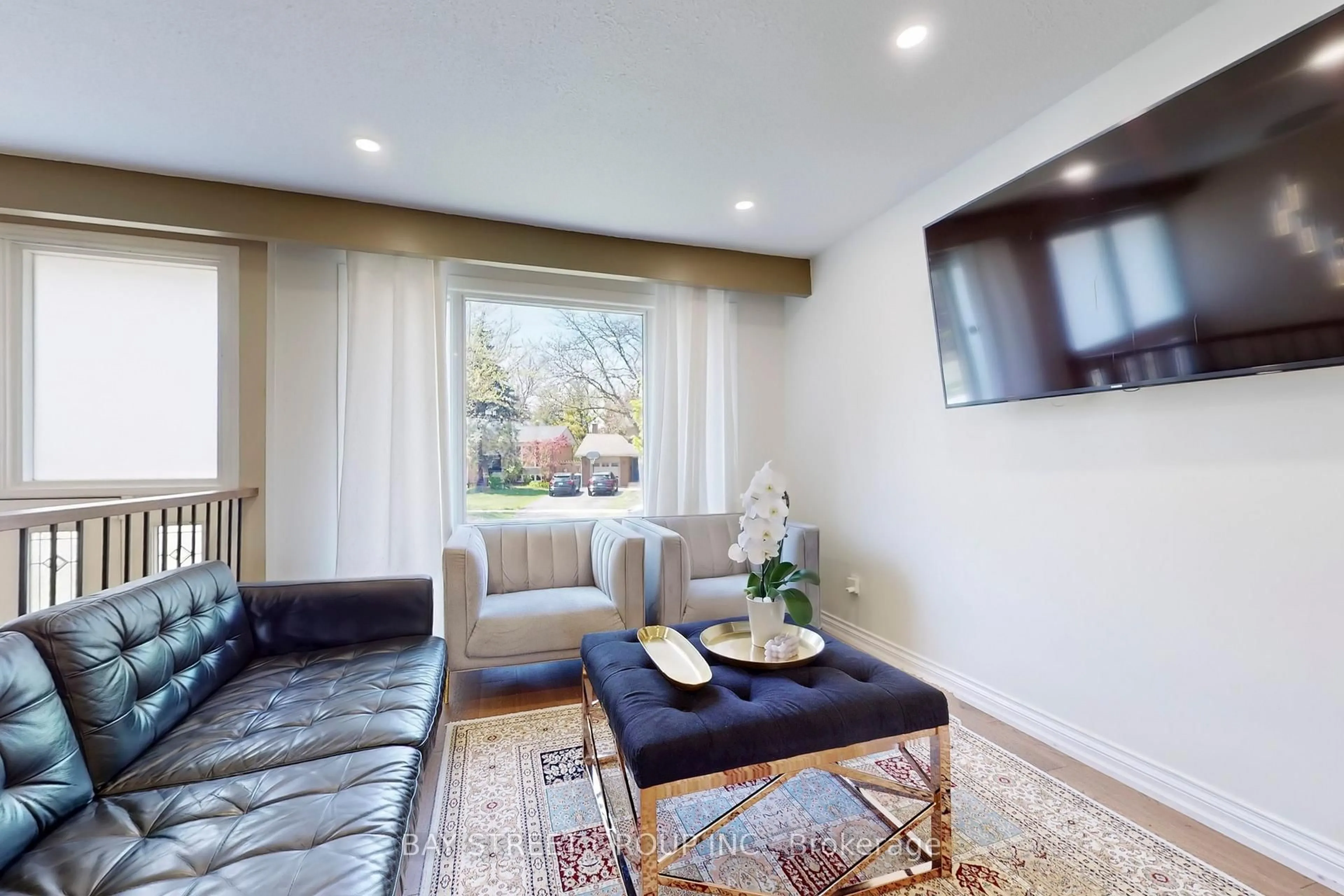 Living room with furniture, unknown for 6119 Wabukayne Crt, Mississauga Ontario L5N 2B1