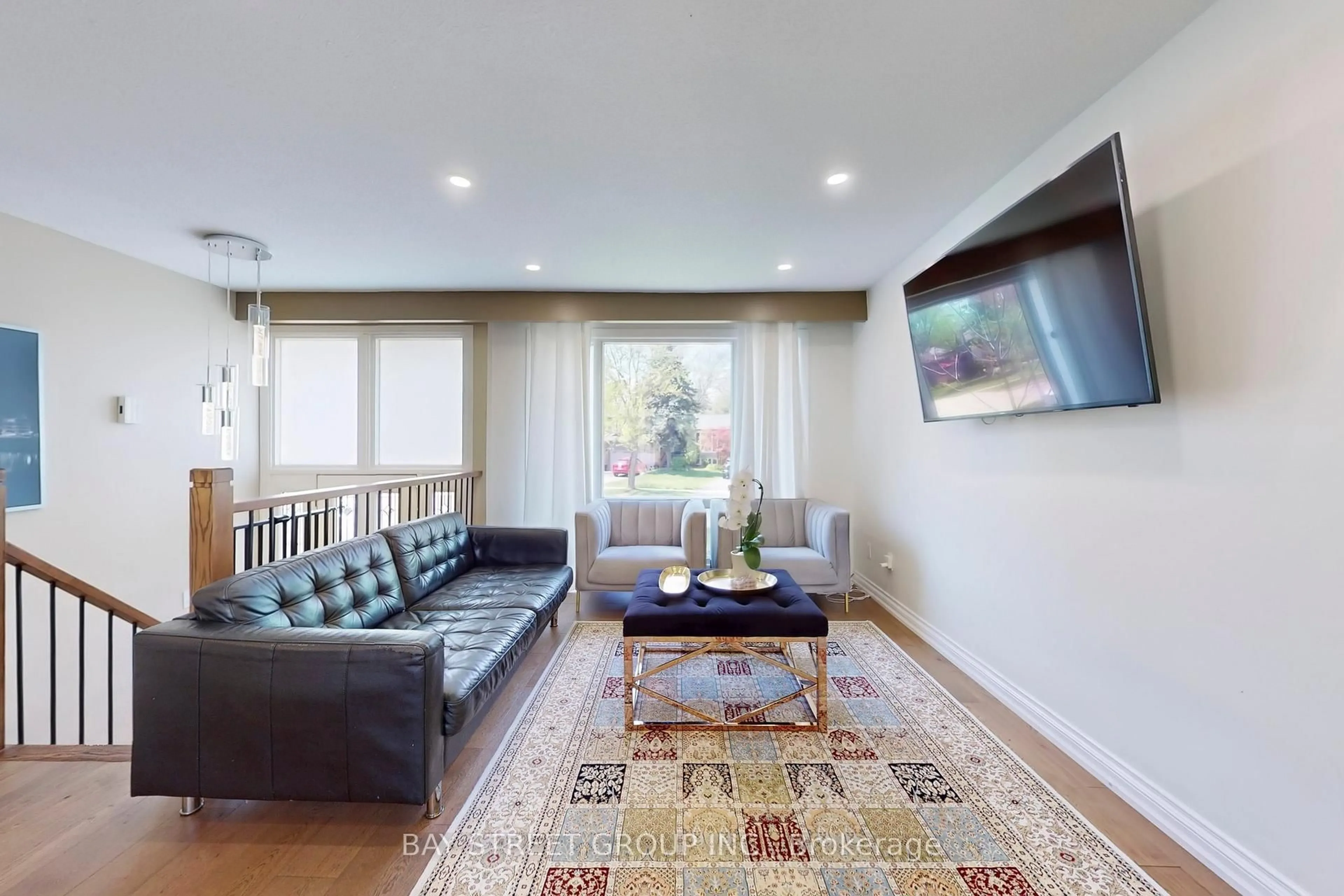 Living room with furniture, unknown for 6119 Wabukayne Crt, Mississauga Ontario L5N 2B1