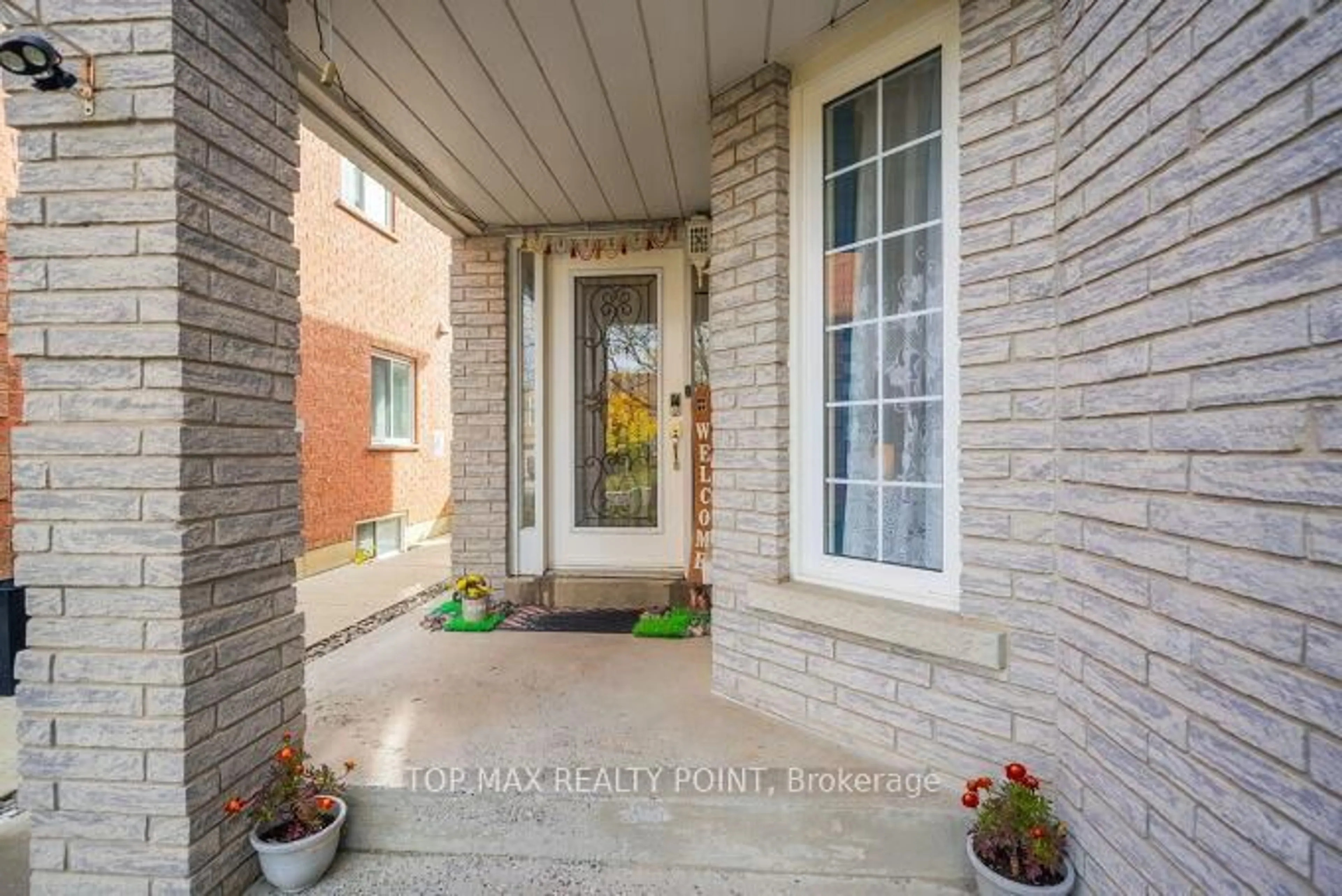 Indoor entryway for 38 Hillpath Cres, Brampton Ontario L6Z 4T9