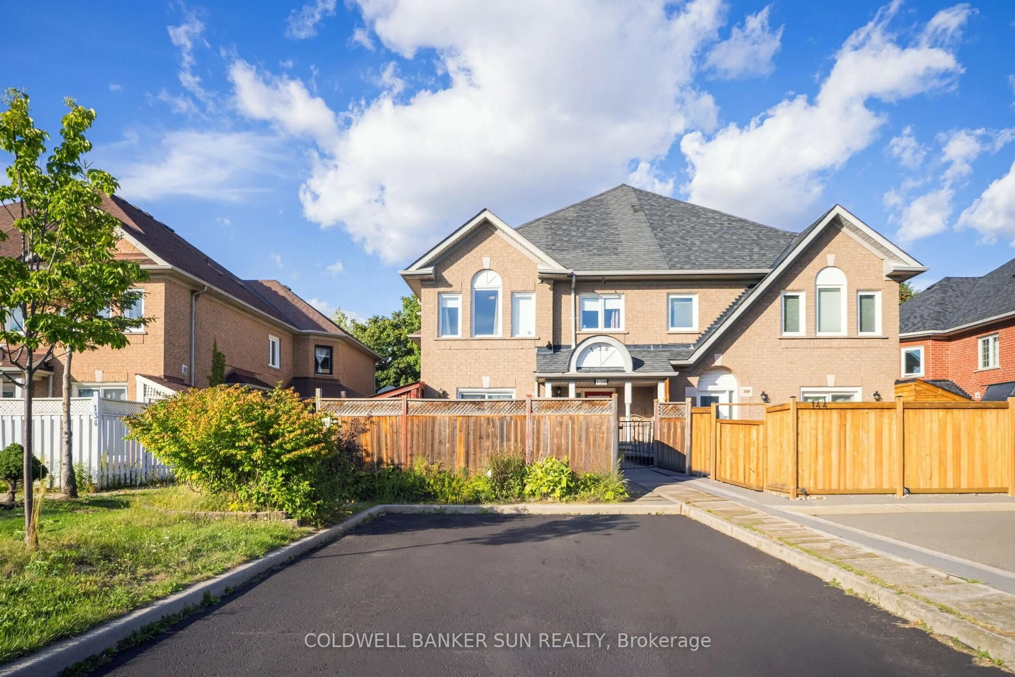 A pic from outside/outdoor area/front of a property/back of a property/a pic from drone, street for 138 Pressed Brick Dr, Brampton Ontario L6V 4K6