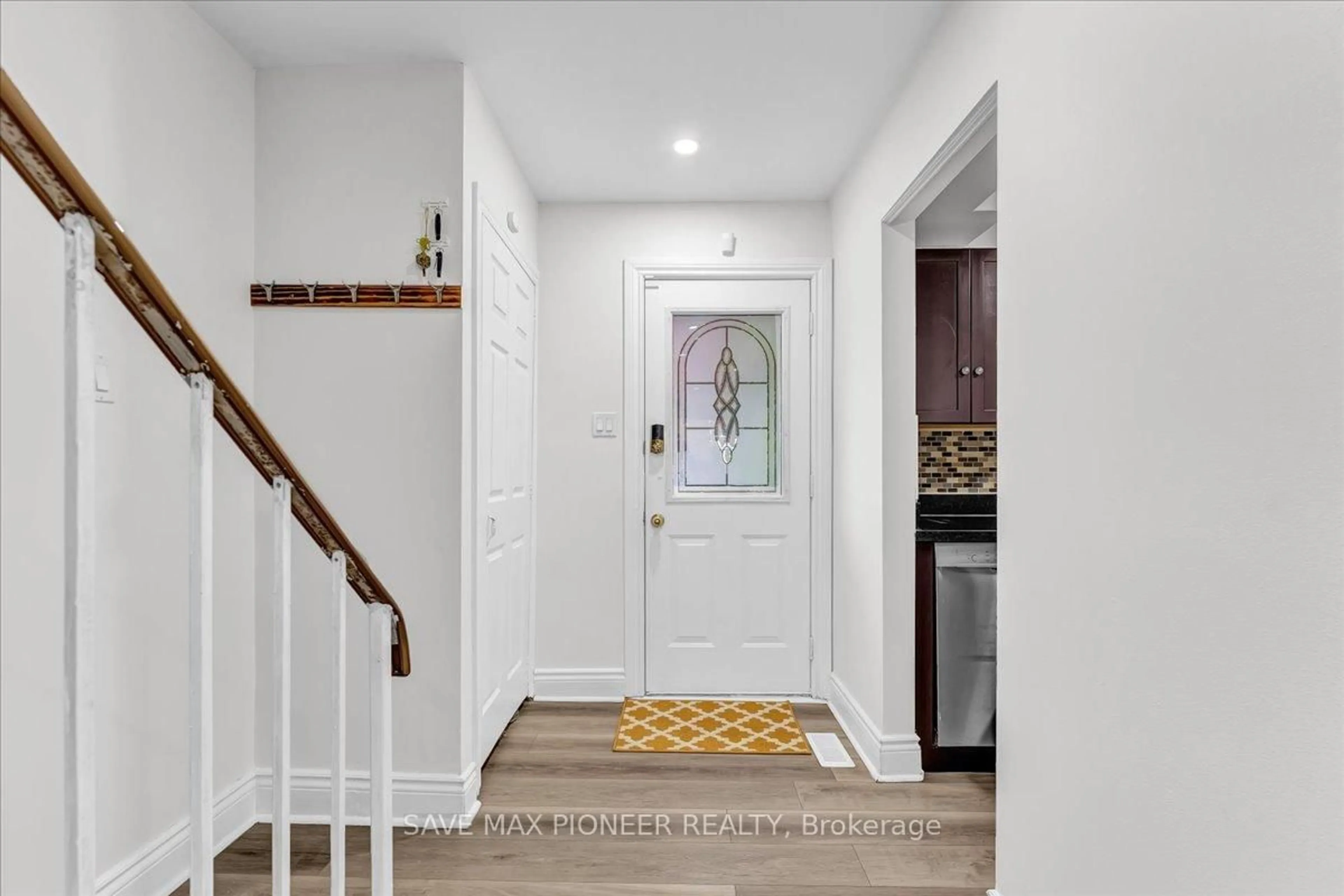 Indoor entryway for 11 Great Oak Crt, Brampton Ontario L6S 2J9