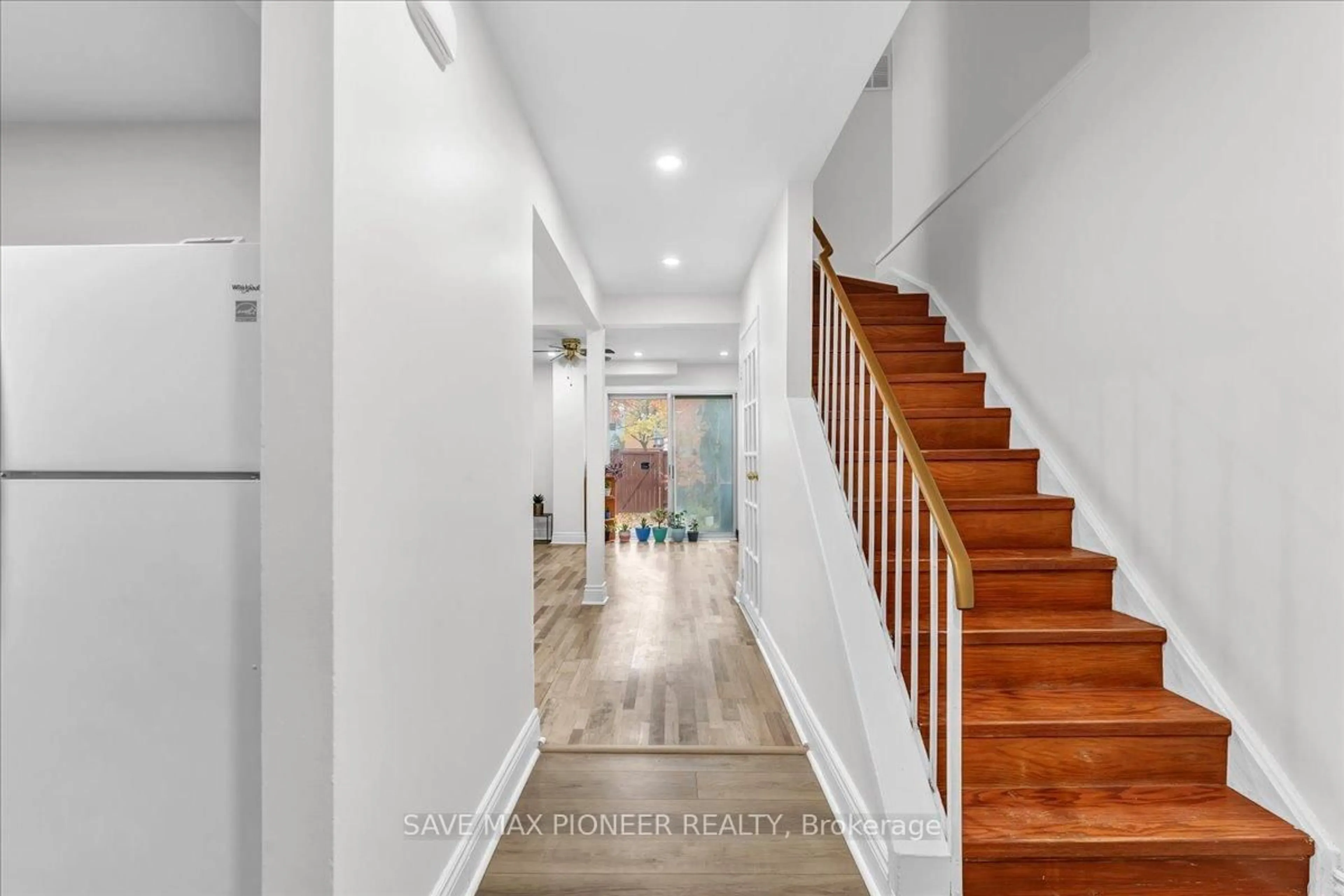 Indoor foyer for 11 Great Oak Crt, Brampton Ontario L6S 2J9