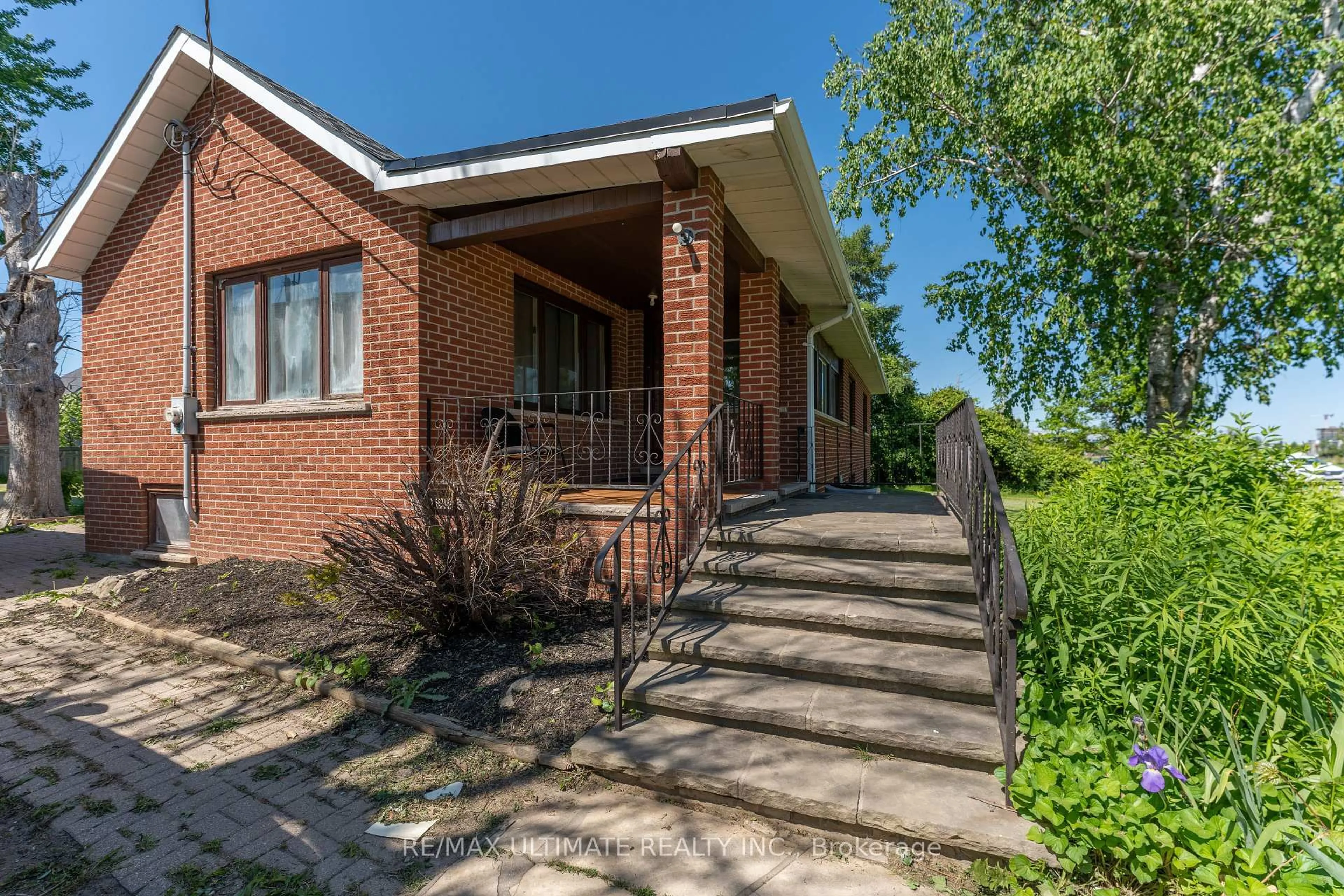 Home with brick exterior material, street for 4026 Ebenezer Rd, Brampton Ontario L6P 0S1