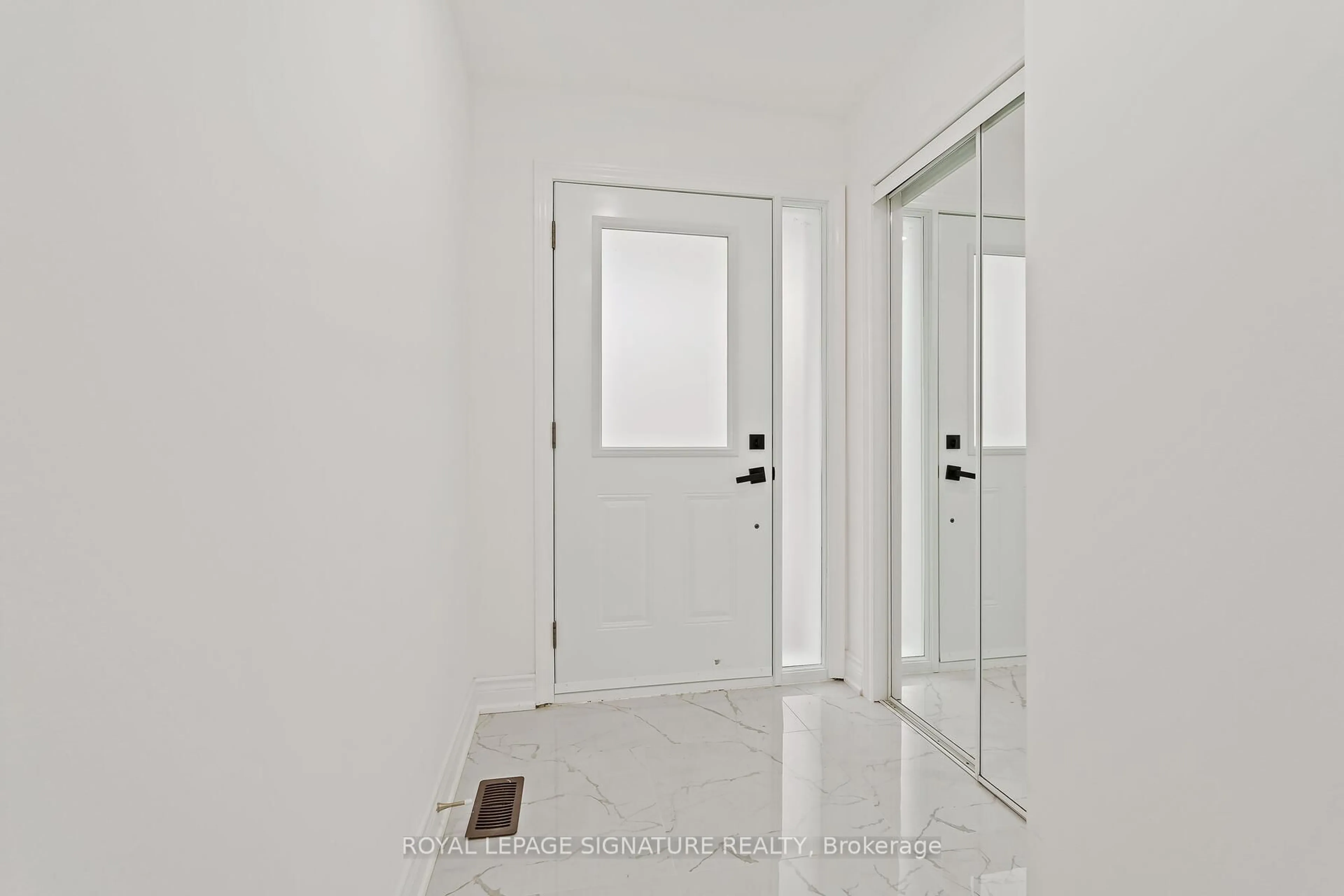 Indoor entryway for 1130 Westview Terr, Oakville Ontario L6M 3M1