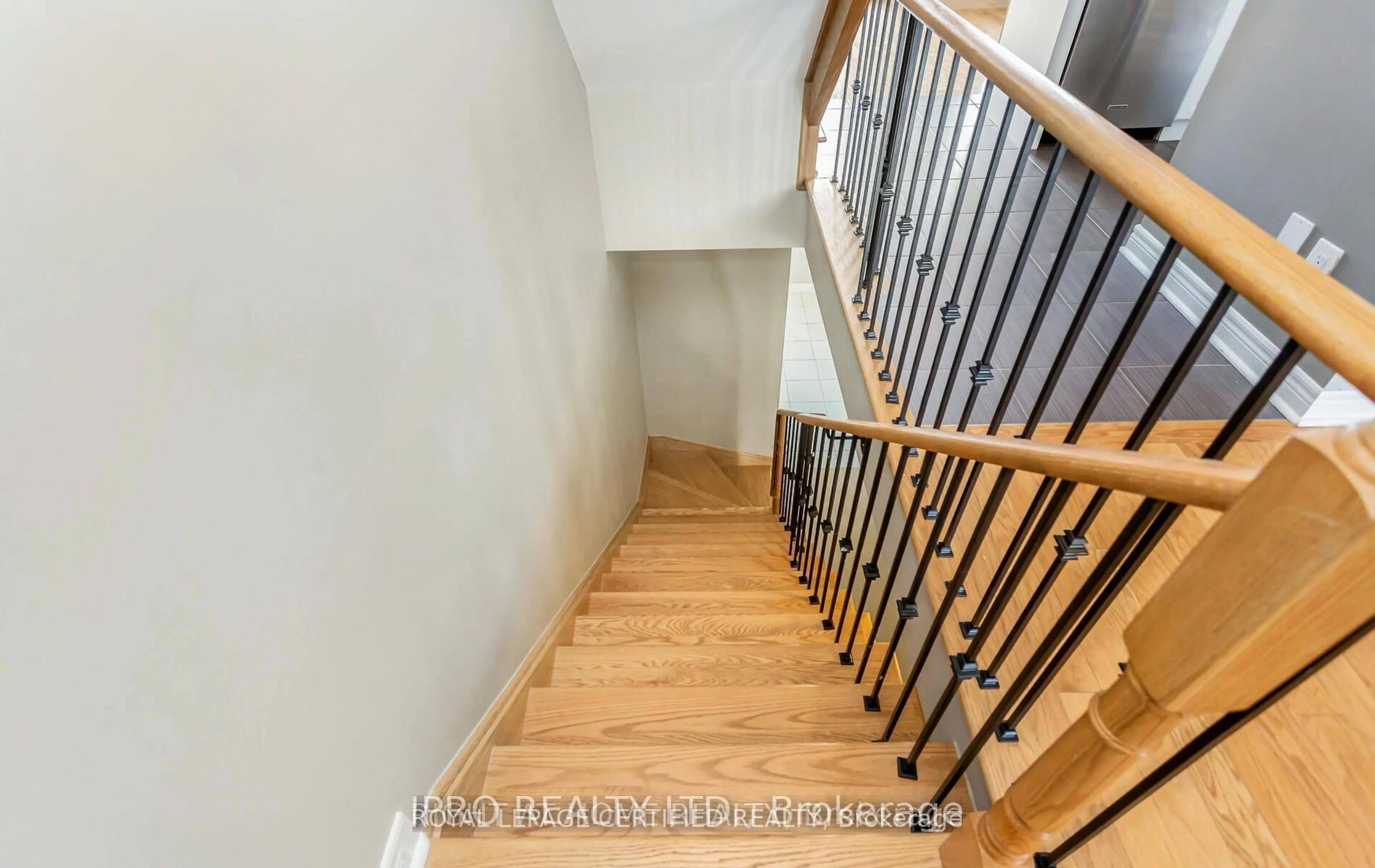Stairs for 5725 Tosca Dr #2, Mississauga Ontario L5M 6V9