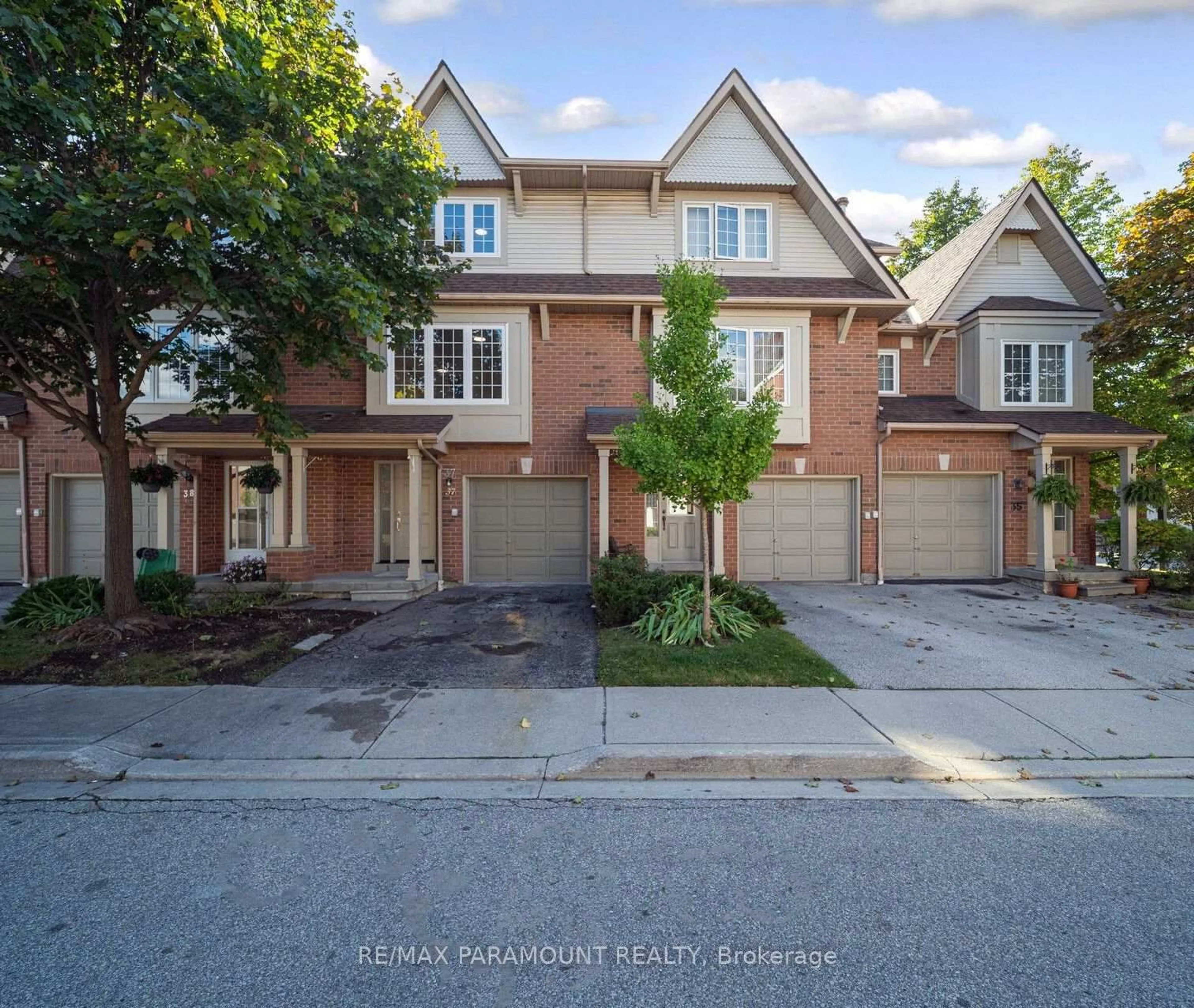 A pic from outside/outdoor area/front of a property/back of a property/a pic from drone, street for 1575 South Parade Crt #37, Mississauga Ontario L5M 6E9