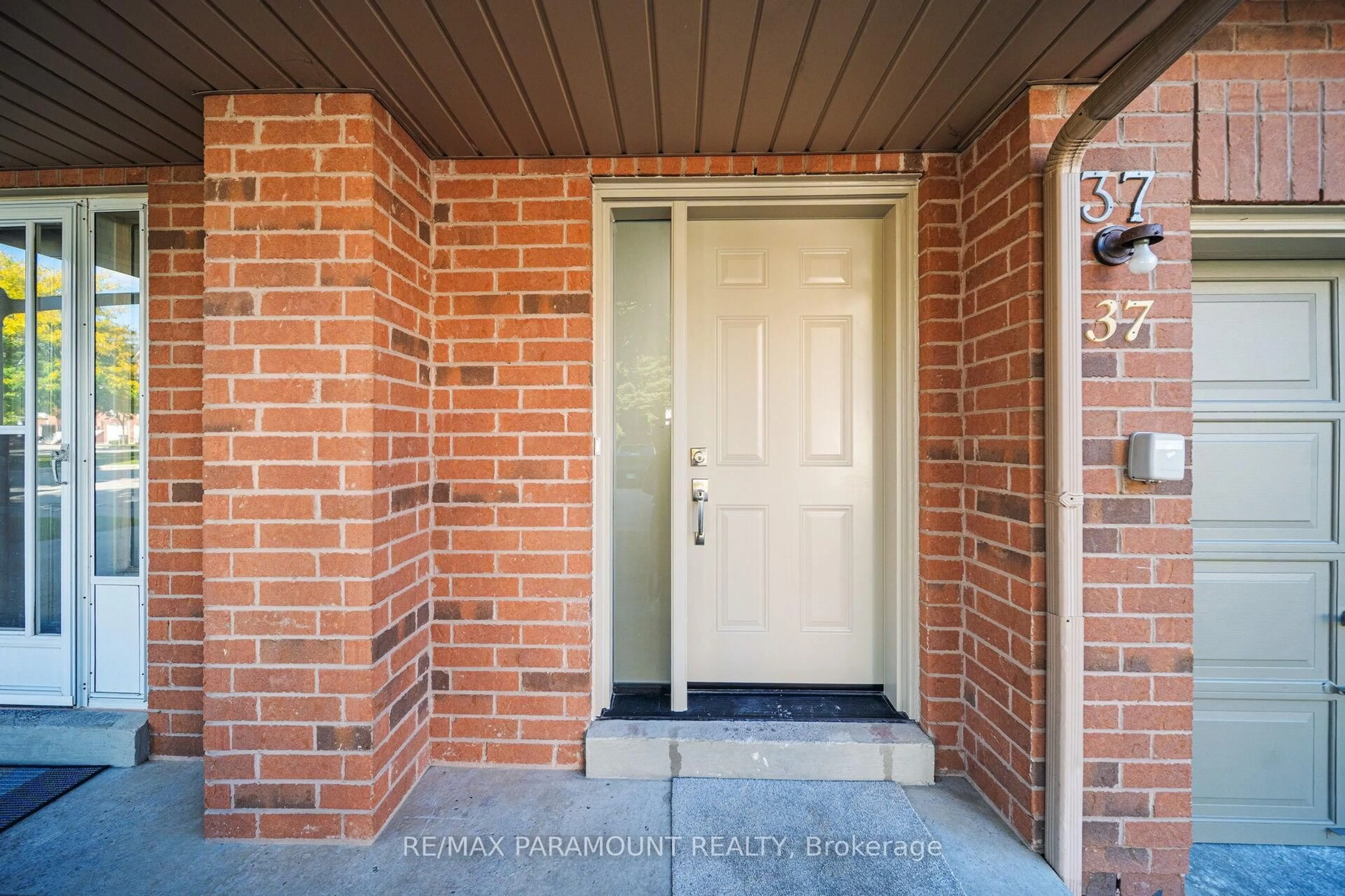 Indoor entryway for 1575 South Parade Crt #37, Mississauga Ontario L5M 6E9