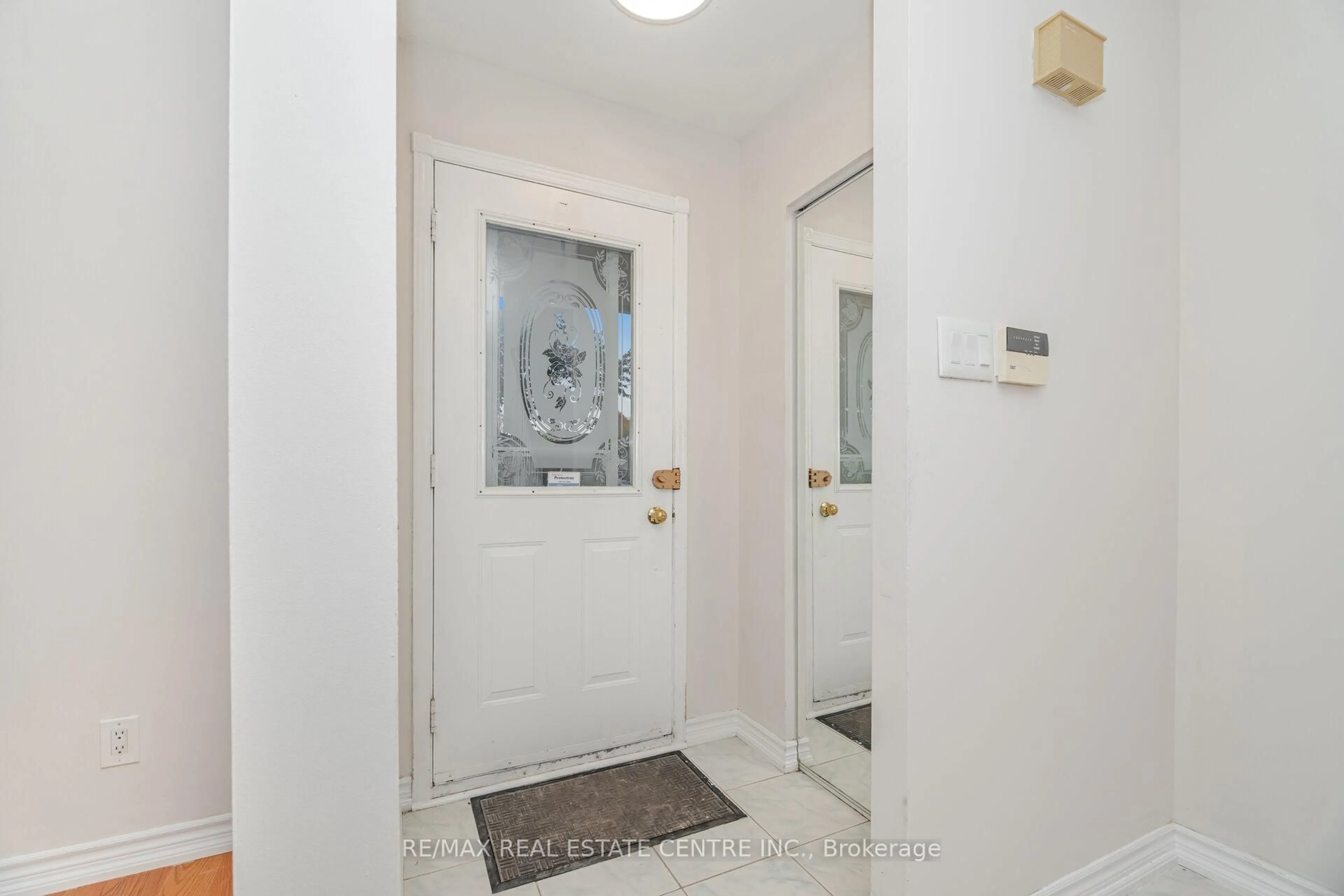 Indoor entryway for 51 Crawford Dr, Brampton Ontario L6V 2C6