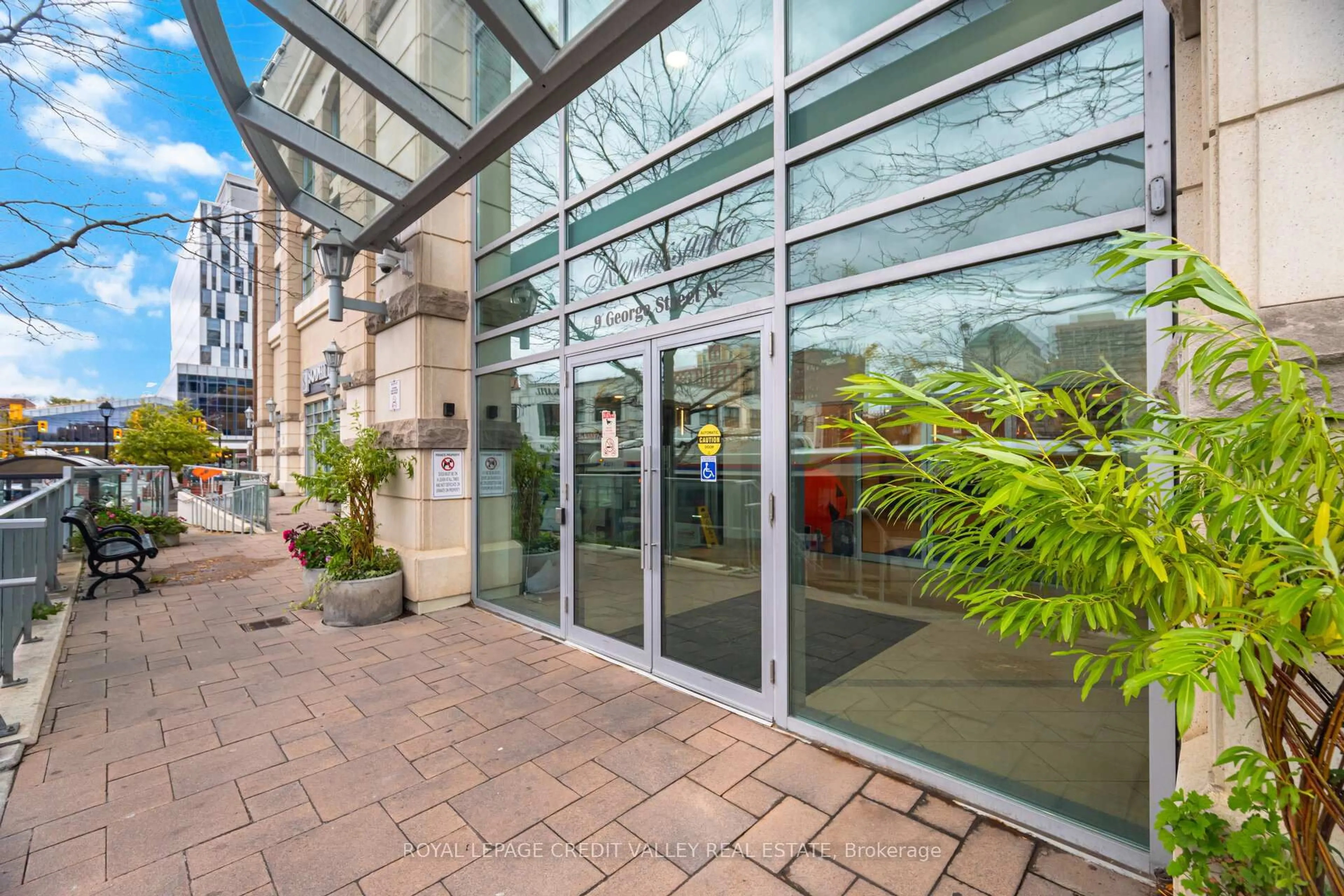 Indoor foyer for 9 George St #2407, Brampton Ontario L6X 0T7