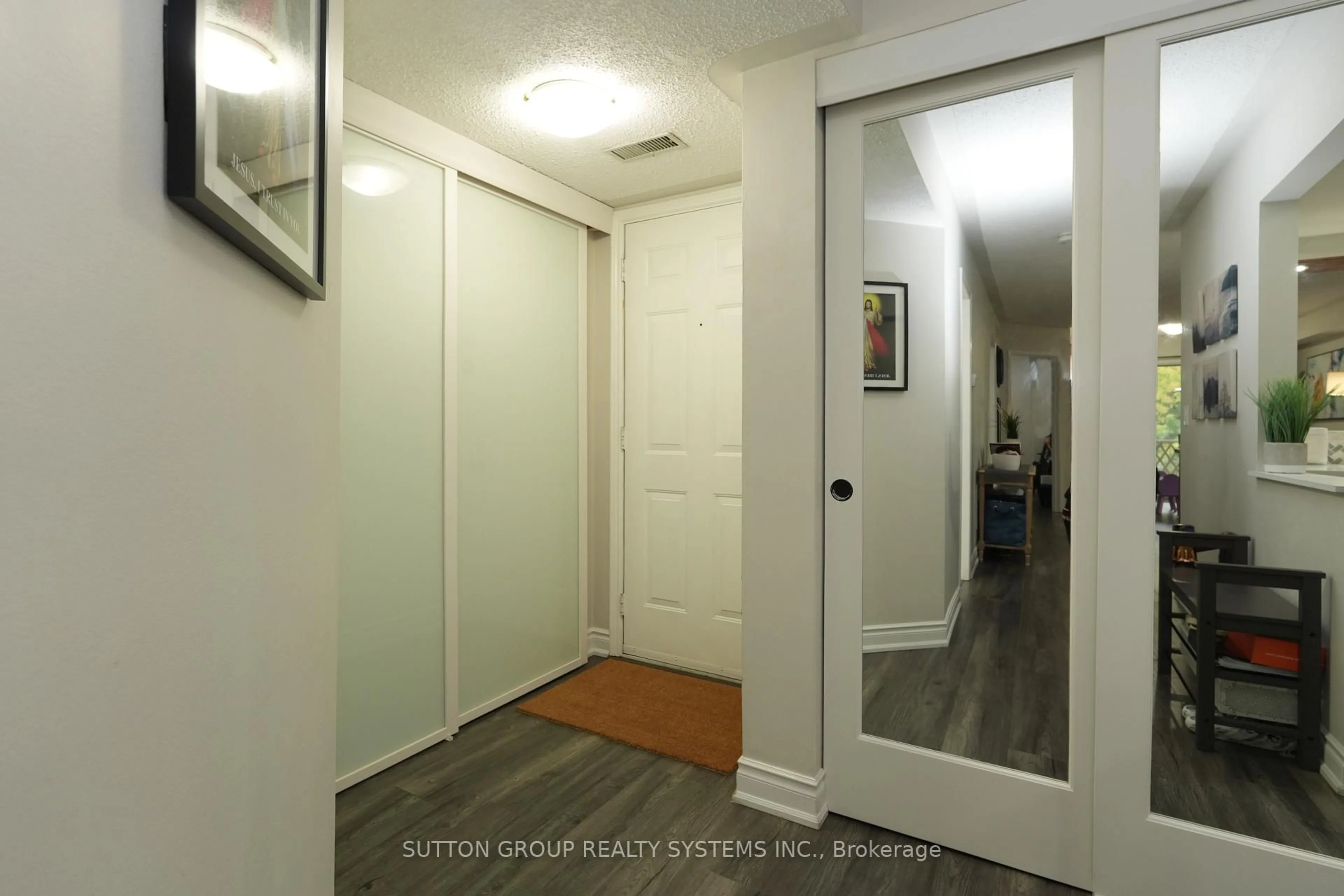 Indoor entryway for 103 Bristol Rd #183, Mississauga Ontario L4Z 3P6