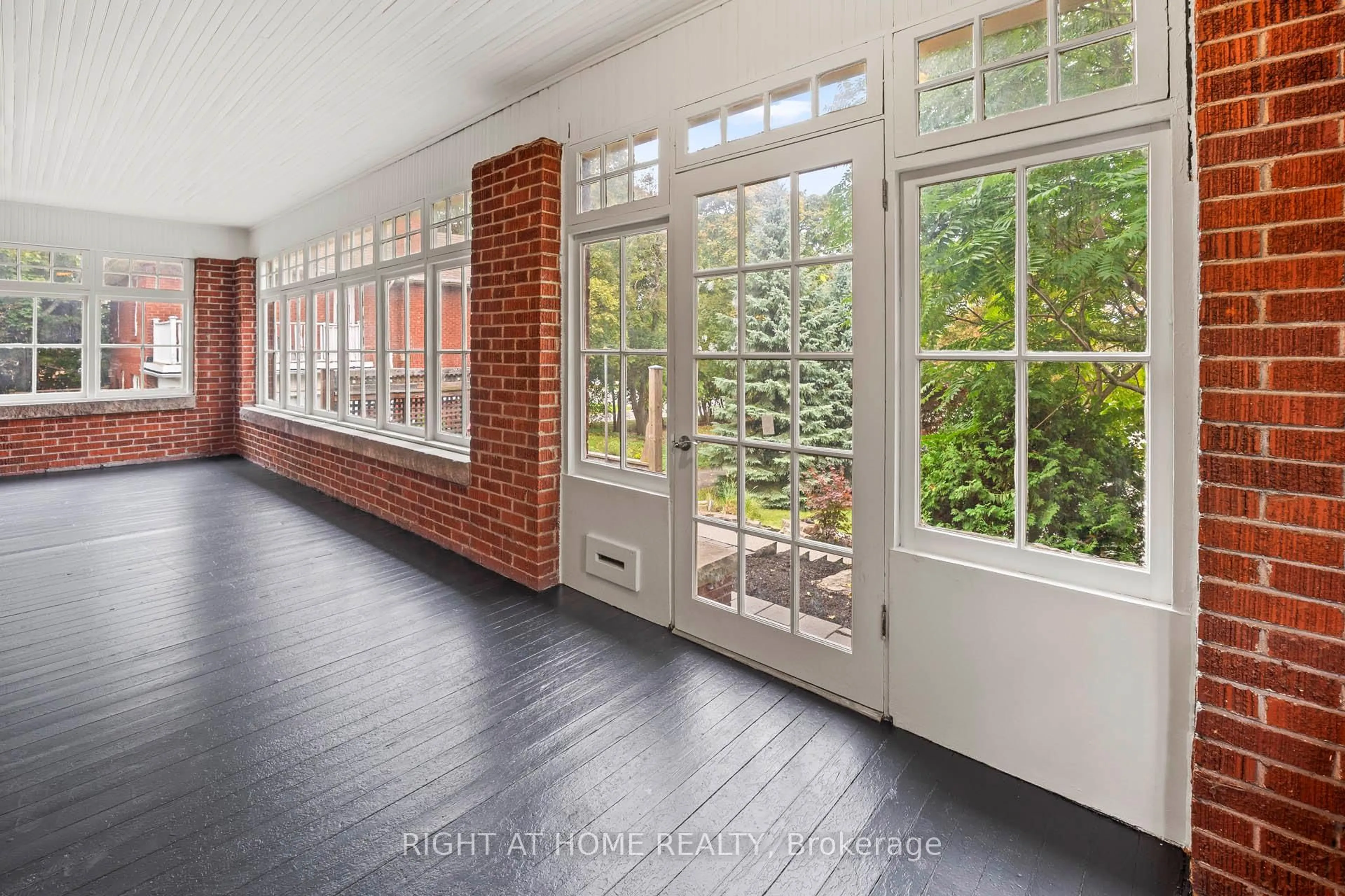 Indoor foyer for 299 Plains Rd, Burlington Ontario L7T 1G1