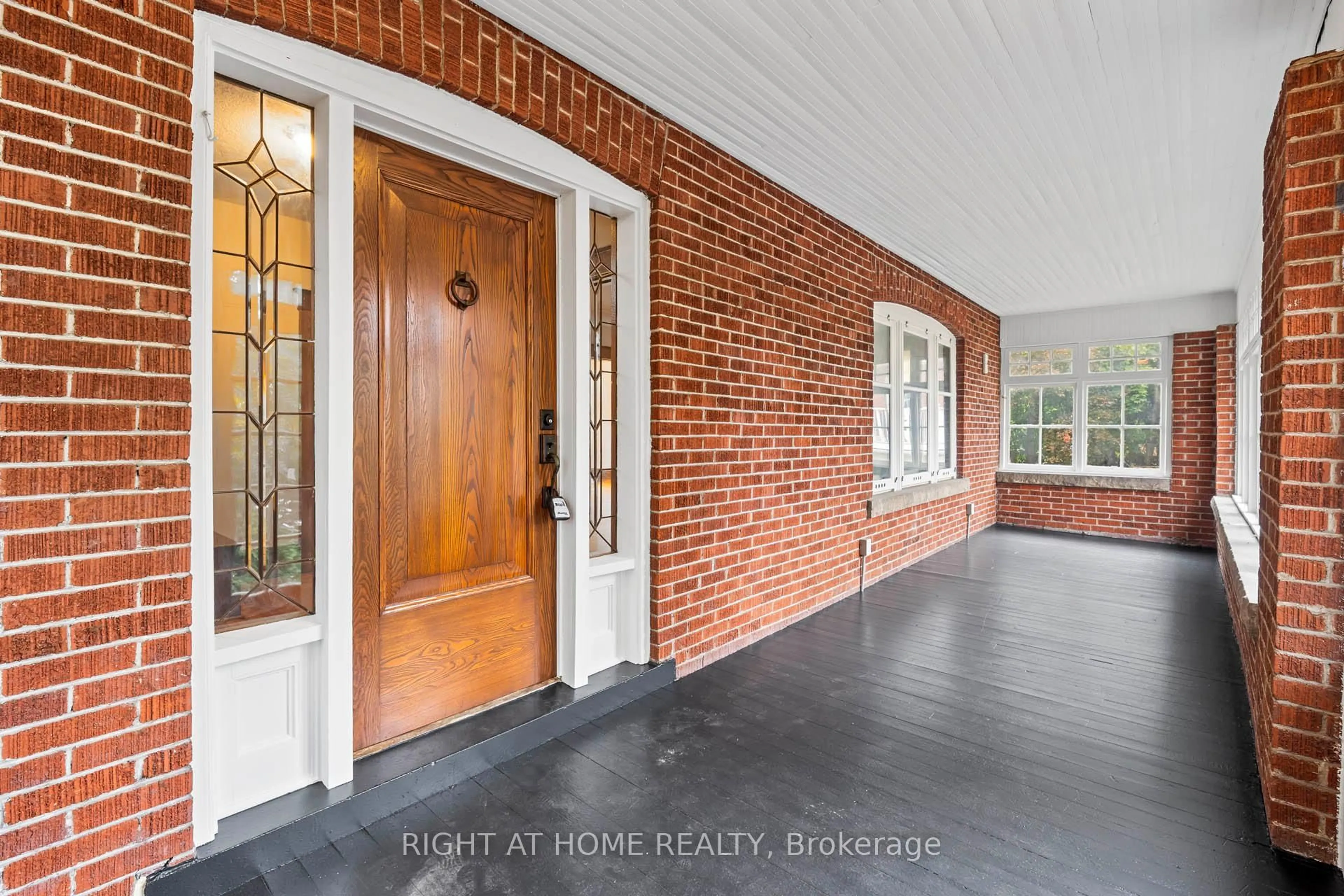 Indoor entryway for 299 Plains Rd, Burlington Ontario L7T 1G1