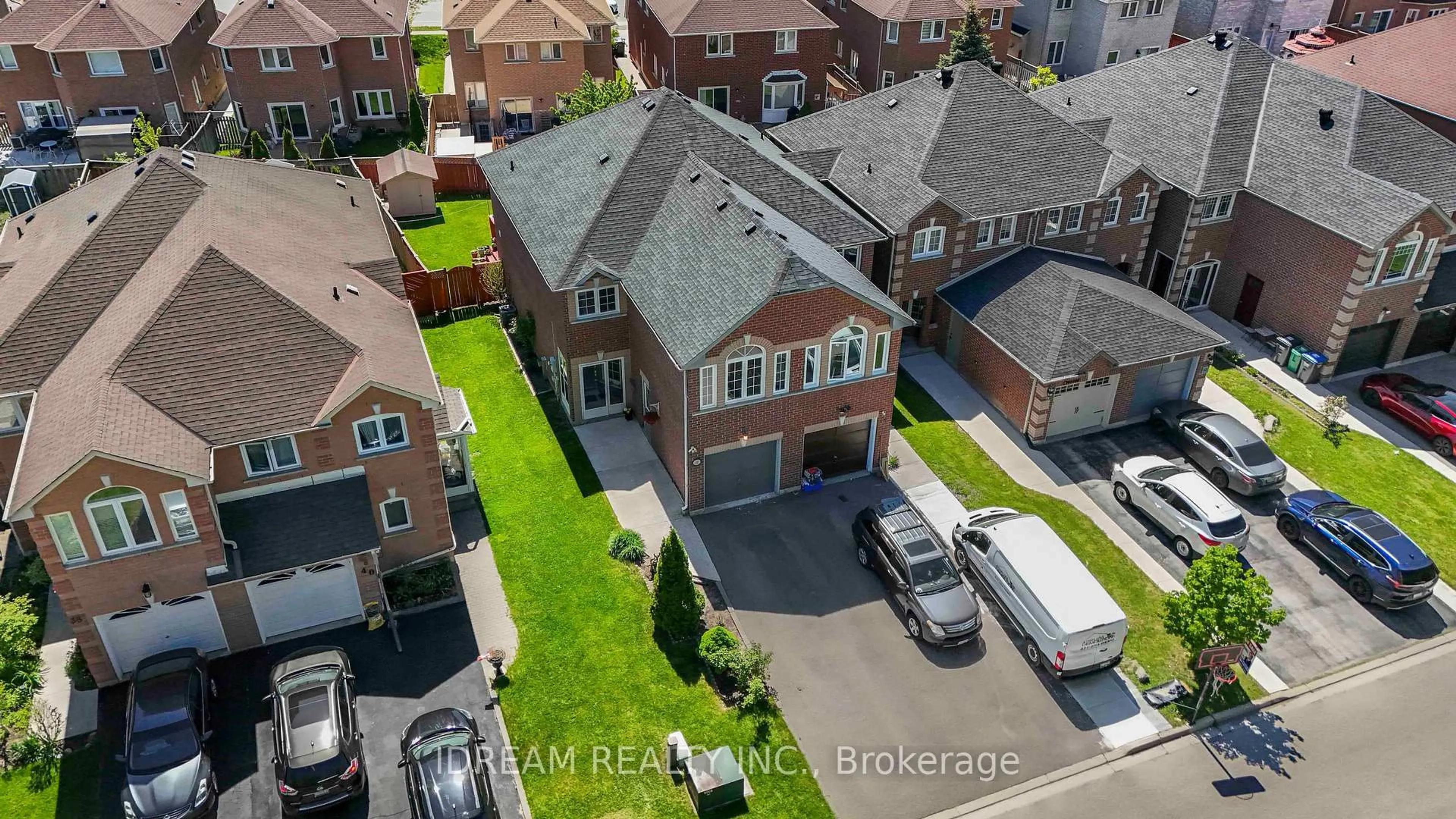 A pic from outside/outdoor area/front of a property/back of a property/a pic from drone, street for 42 Mccleave Cres, Brampton Ontario L6Y 4Z5