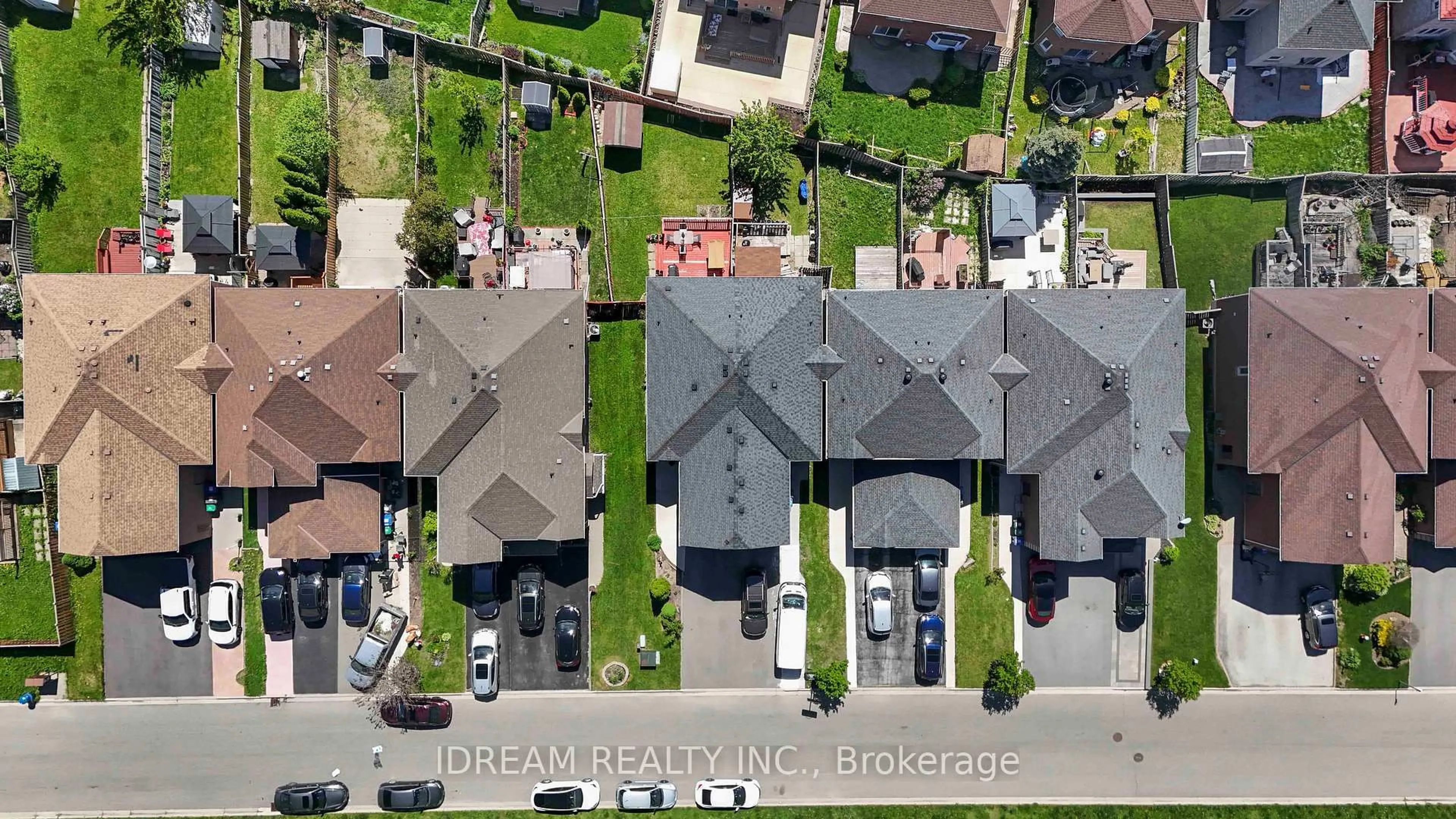 A pic from outside/outdoor area/front of a property/back of a property/a pic from drone, street for 42 Mccleave Cres, Brampton Ontario L6Y 4Z5