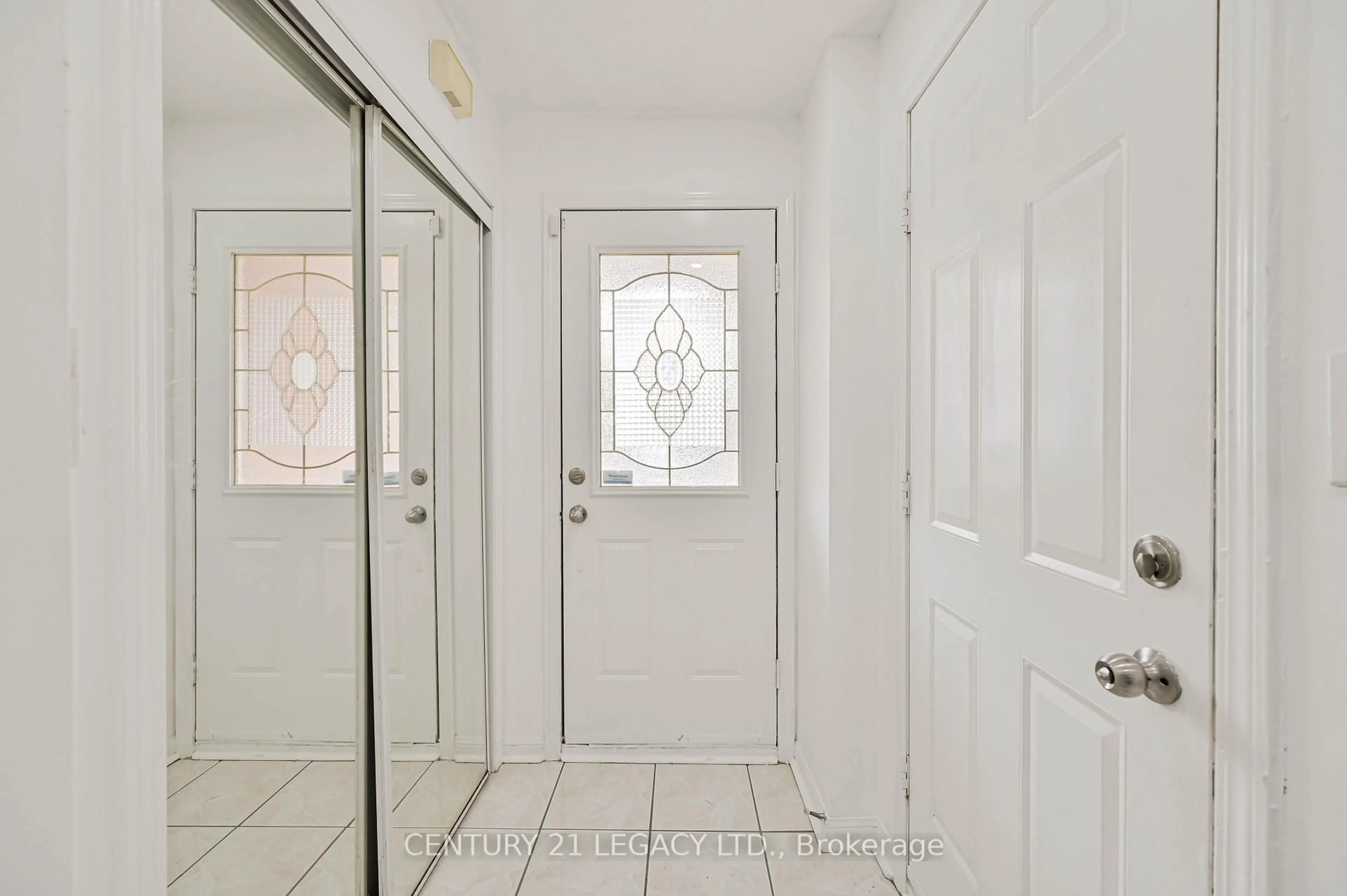 Indoor entryway for 15 Dusty Star Rd, Brampton Ontario L6R 1Y5