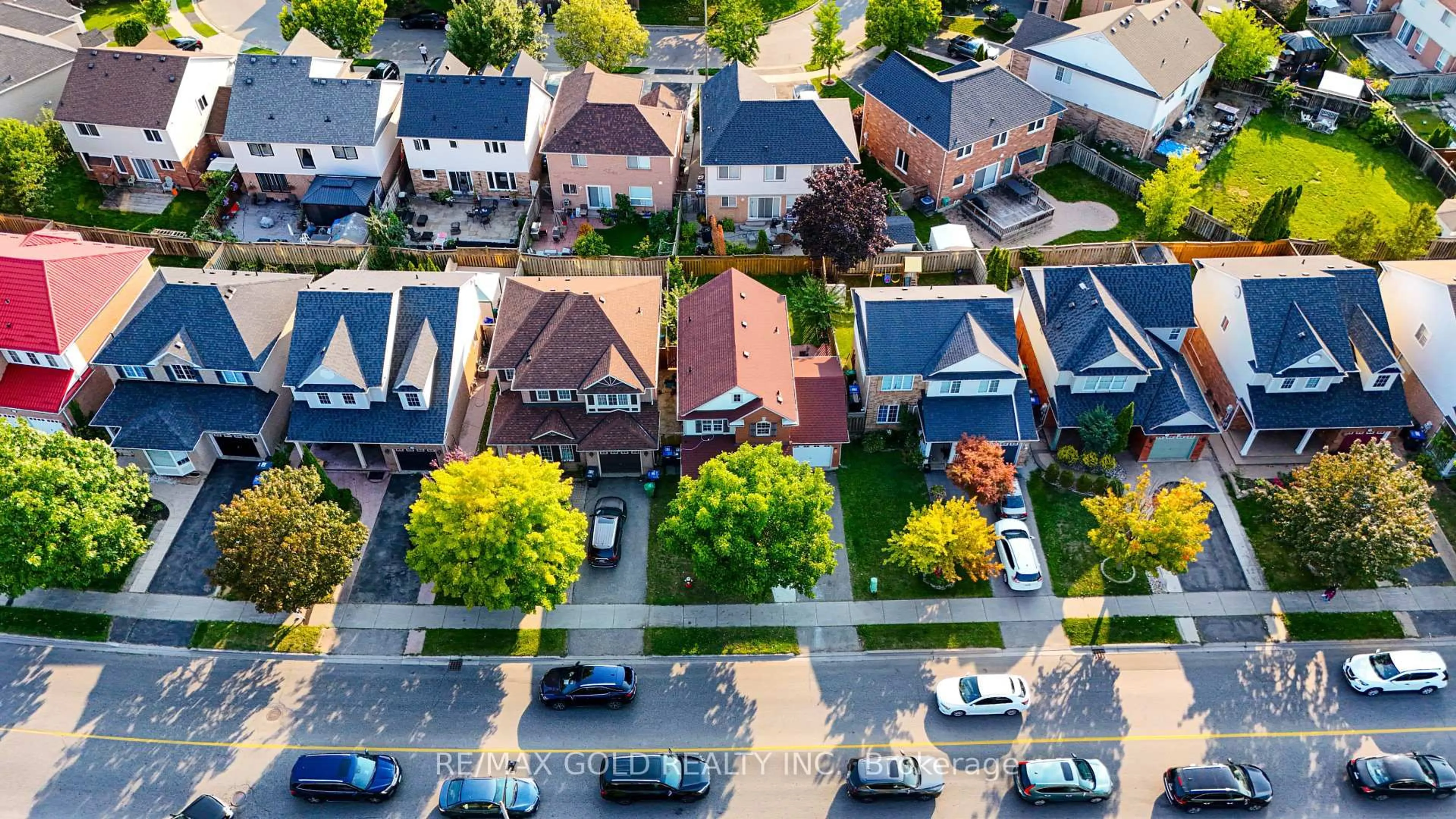 A pic from outside/outdoor area/front of a property/back of a property/a pic from drone, street for 30 Worthington Ave, Brampton Ontario L7A 1M9