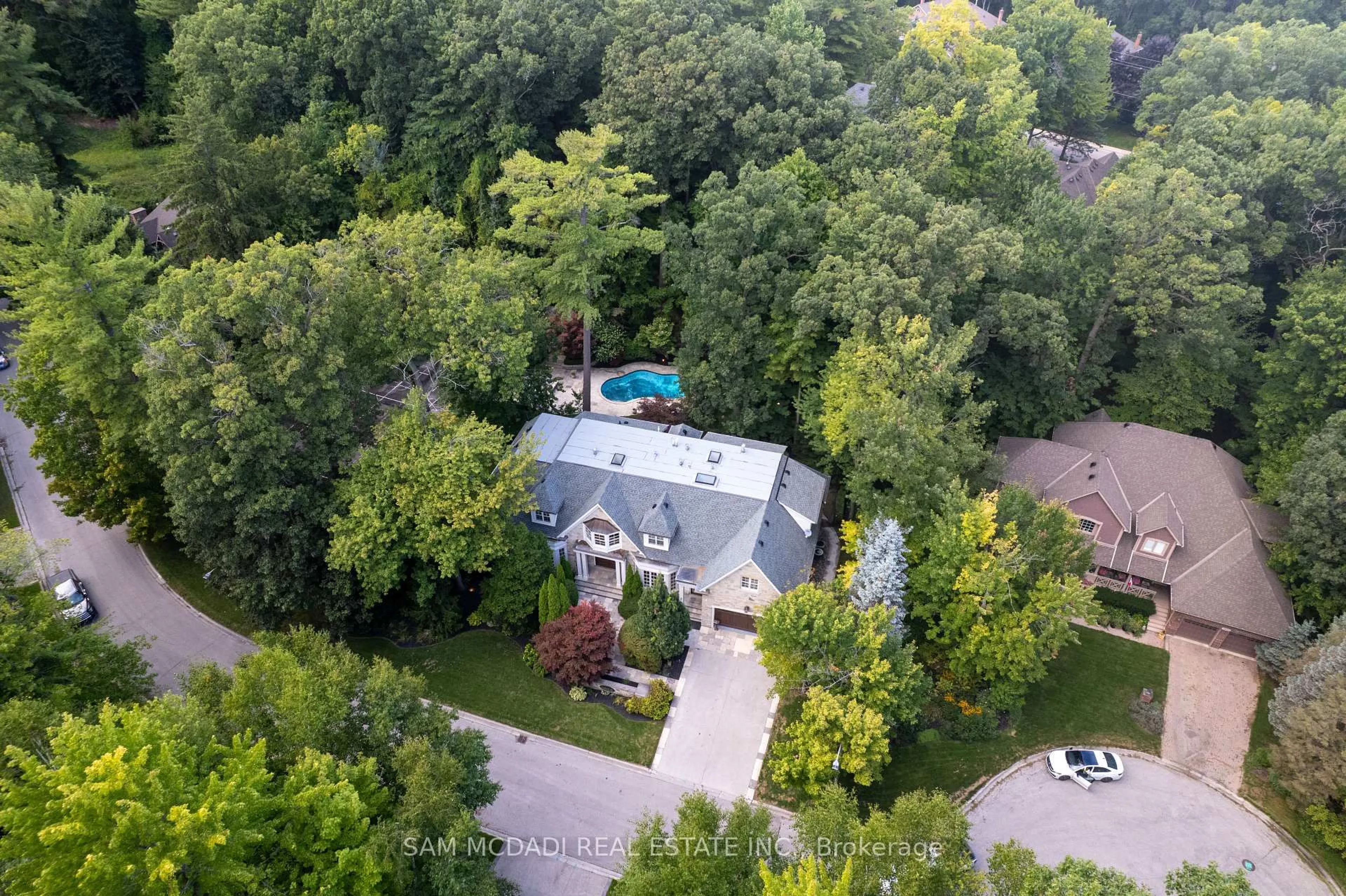 A pic from outside/outdoor area/front of a property/back of a property/a pic from drone, forest/trees view for 2025 Heartwood Crt, Mississauga Ontario L5C 4P7