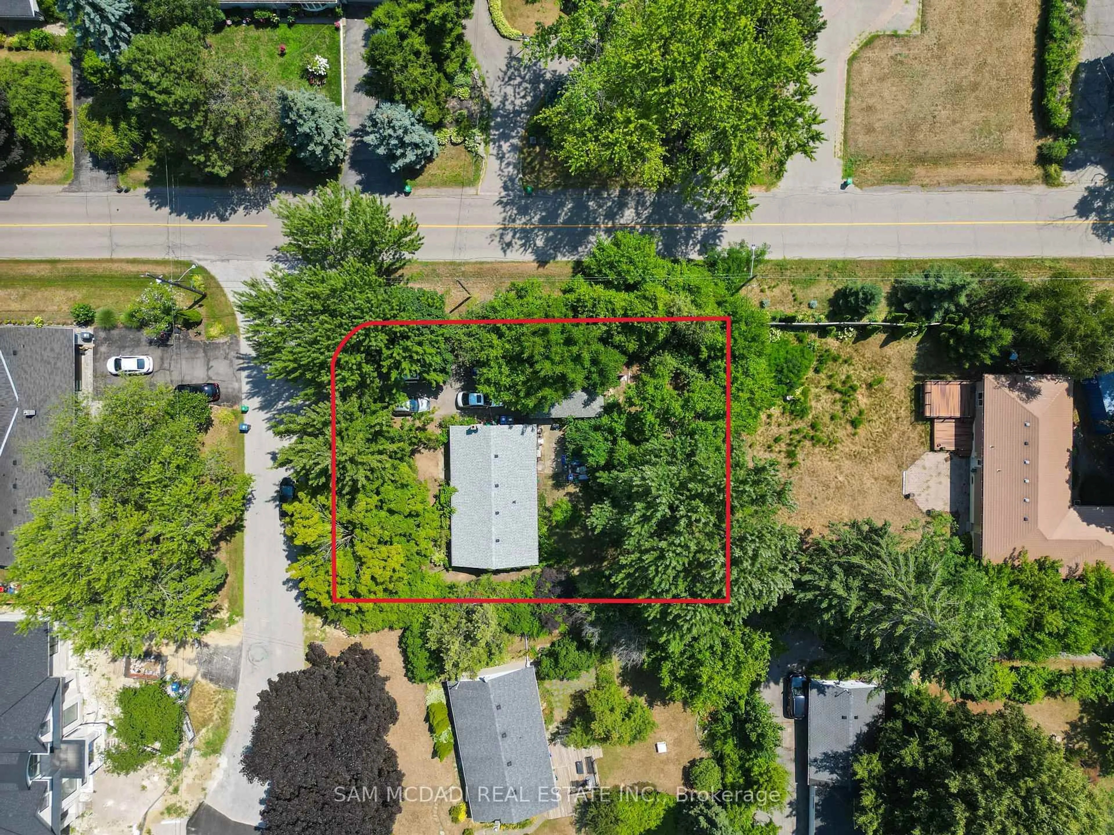 A pic from outside/outdoor area/front of a property/back of a property/a pic from drone, street for 1610 Magenta Crt, Mississauga Ontario L5G 3A7