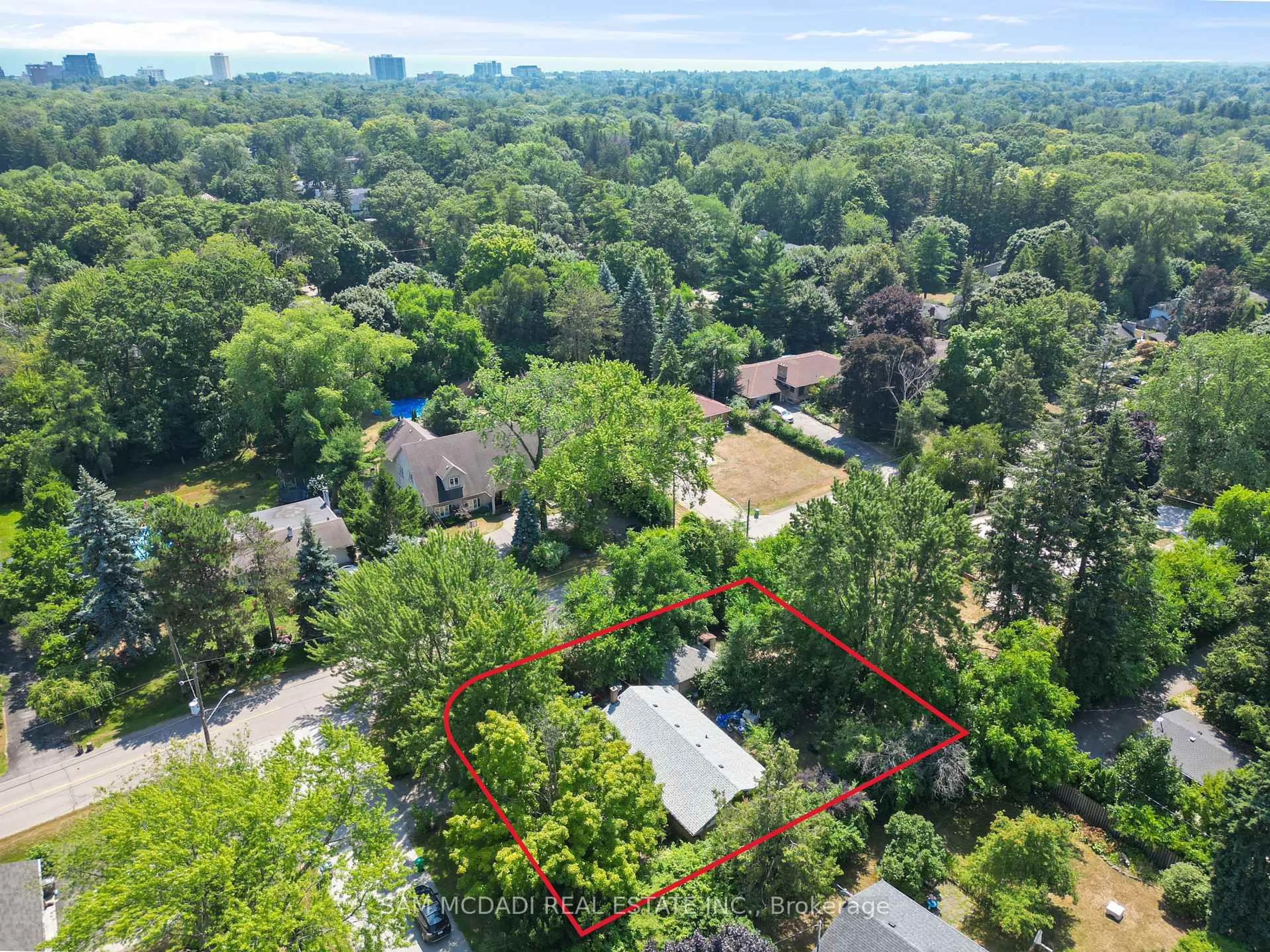 A pic from outside/outdoor area/front of a property/back of a property/a pic from drone, forest/trees view for 1610 Magenta Crt, Mississauga Ontario L5G 3A7
