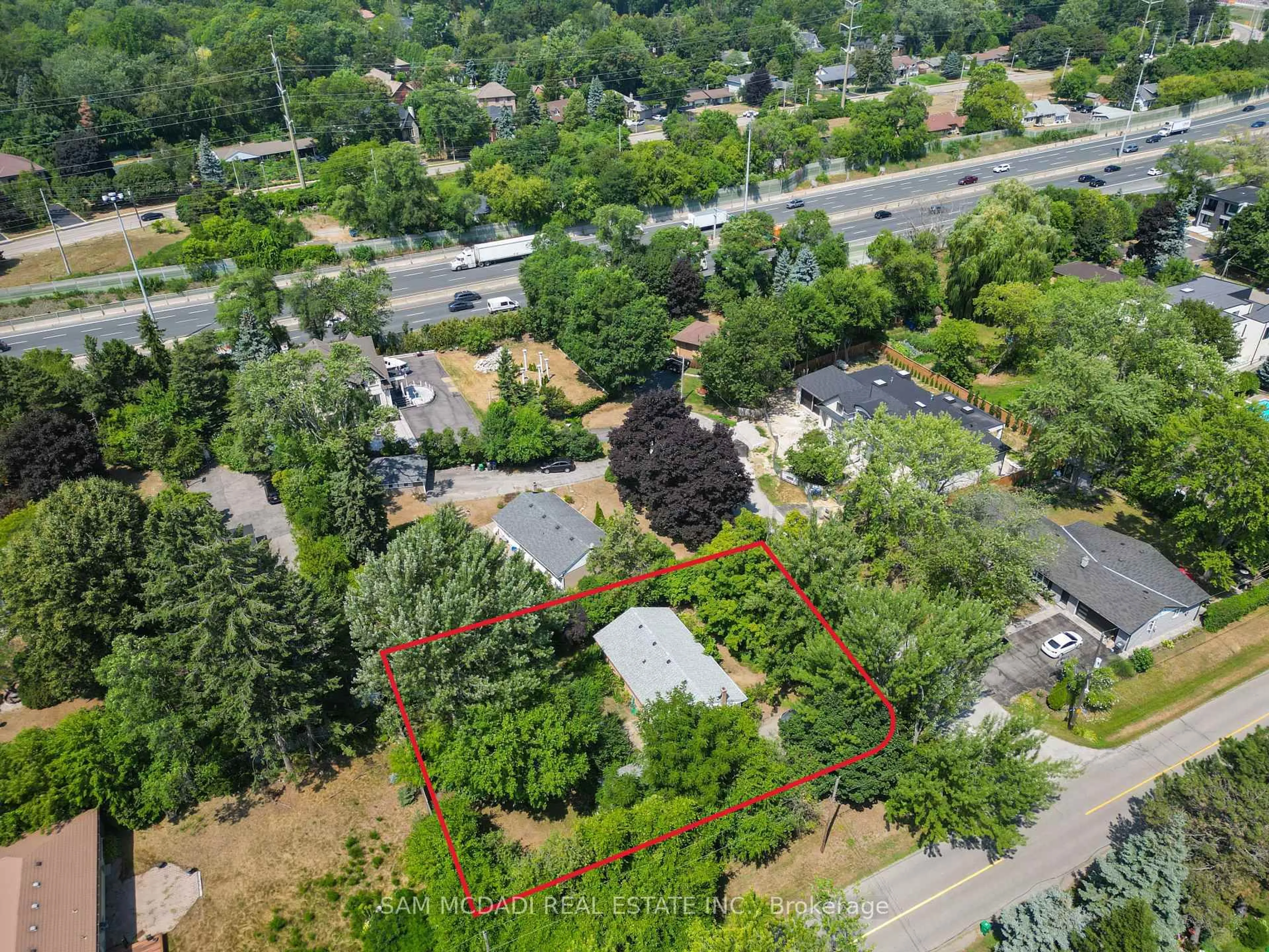 A pic from outside/outdoor area/front of a property/back of a property/a pic from drone, unknown for 1610 Magenta Crt, Mississauga Ontario L5G 3A7
