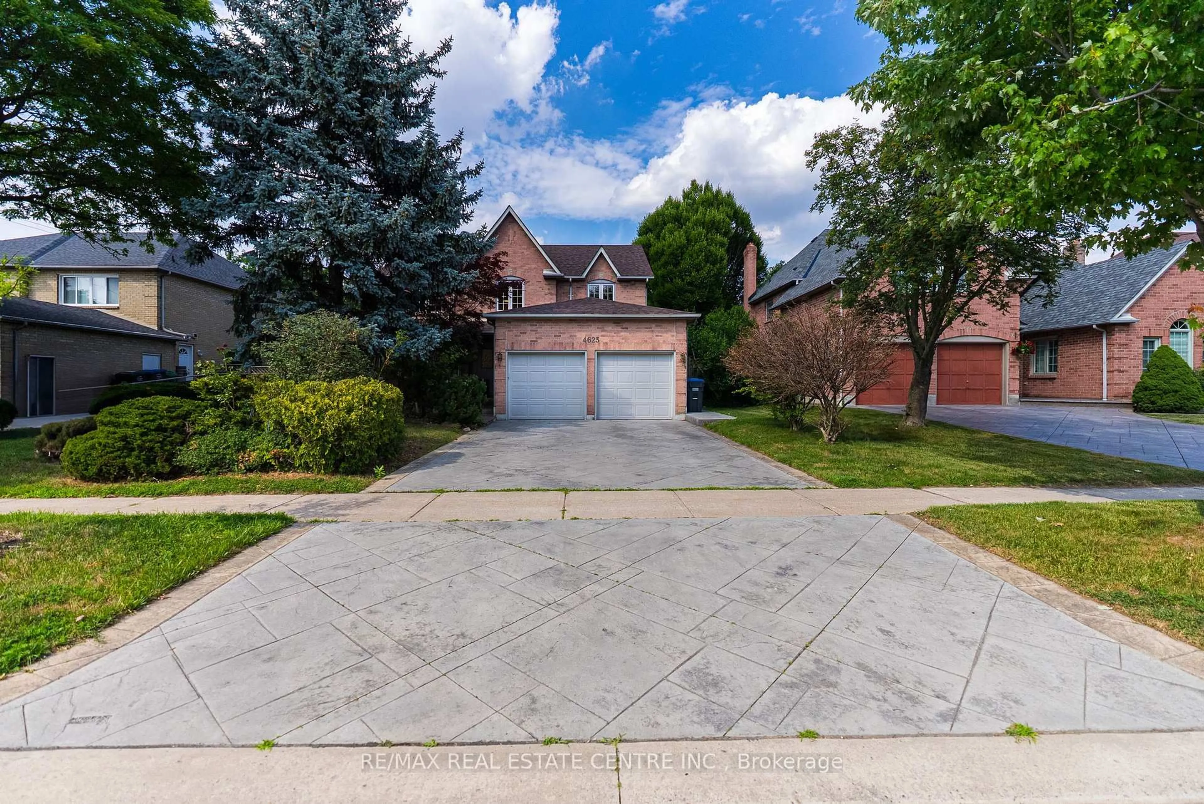 A pic from outside/outdoor area/front of a property/back of a property/a pic from drone, street for 4623 Hewicks Lane, Mississauga Ontario L5M 3L8