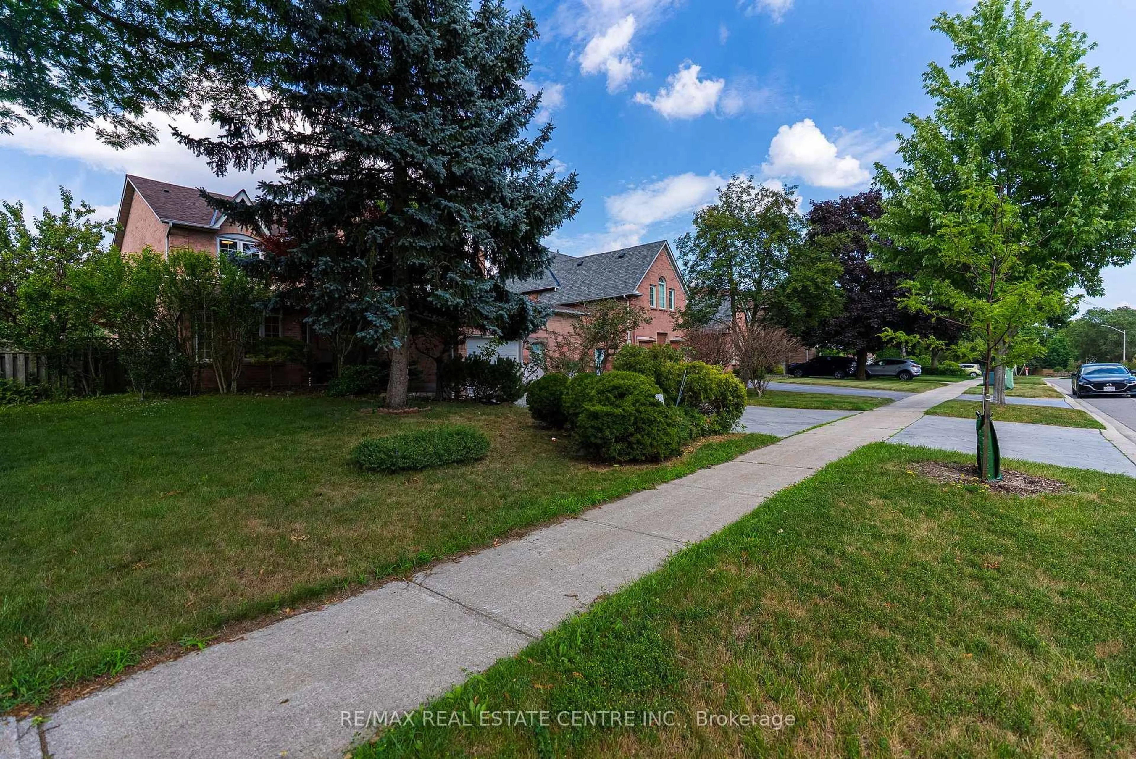 A pic from outside/outdoor area/front of a property/back of a property/a pic from drone, street for 4623 Hewicks Lane, Mississauga Ontario L5M 3L8