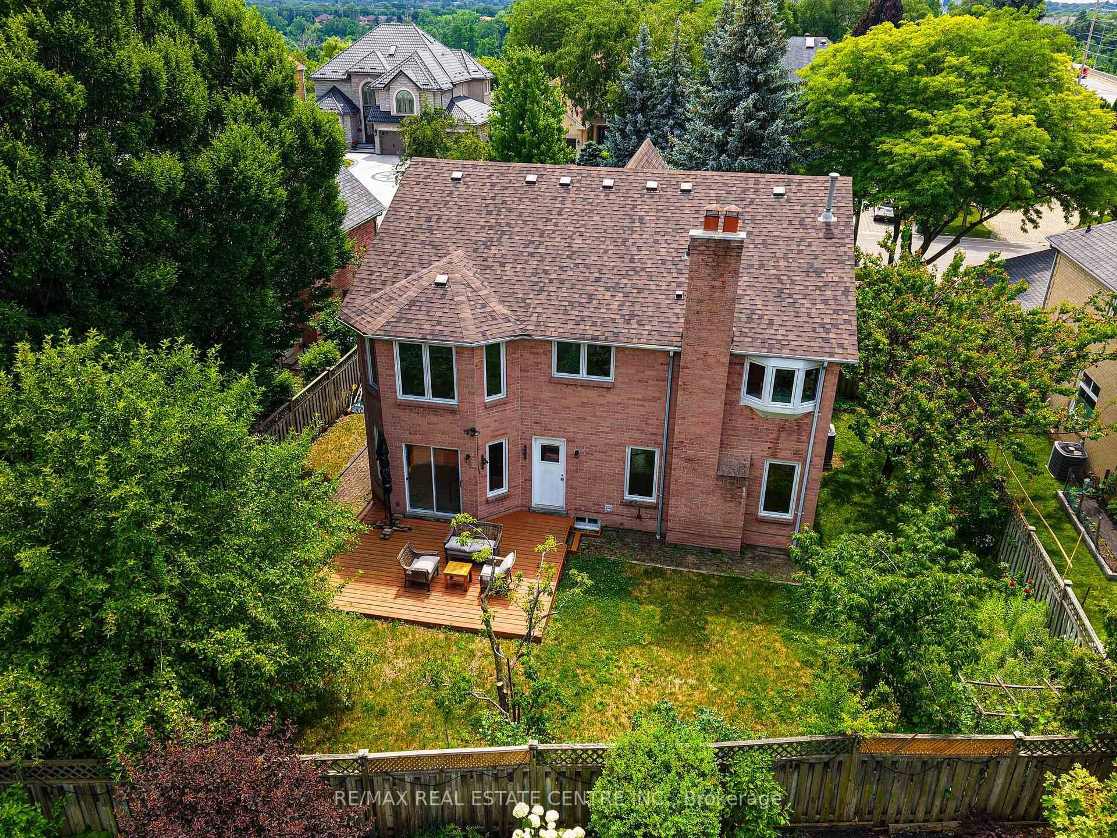 A pic from outside/outdoor area/front of a property/back of a property/a pic from drone, unknown for 4623 Hewicks Lane, Mississauga Ontario L5M 3L8