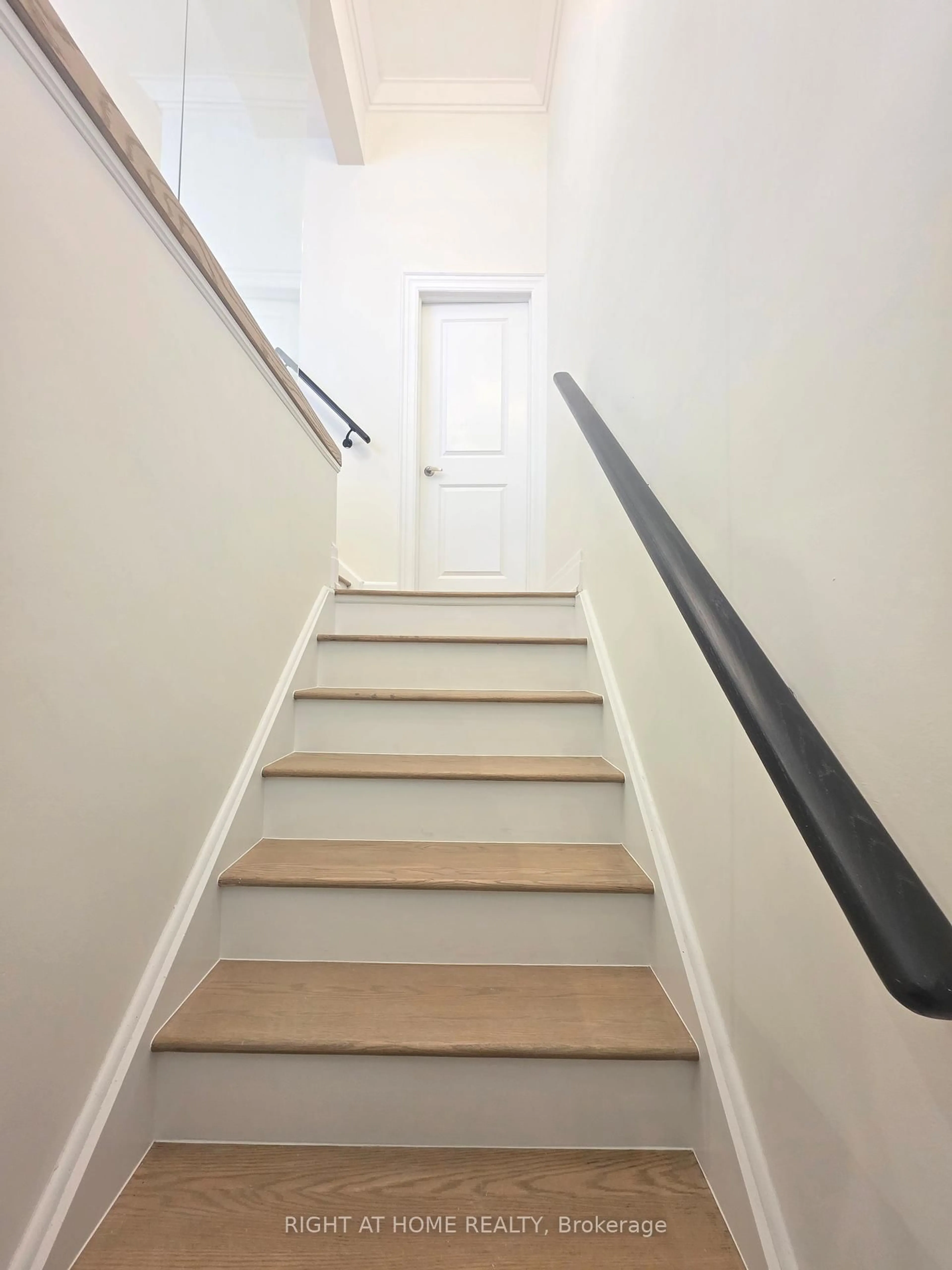 Stairs for 2251 Khalsa Gate, Oakville Ontario L6M 1P4