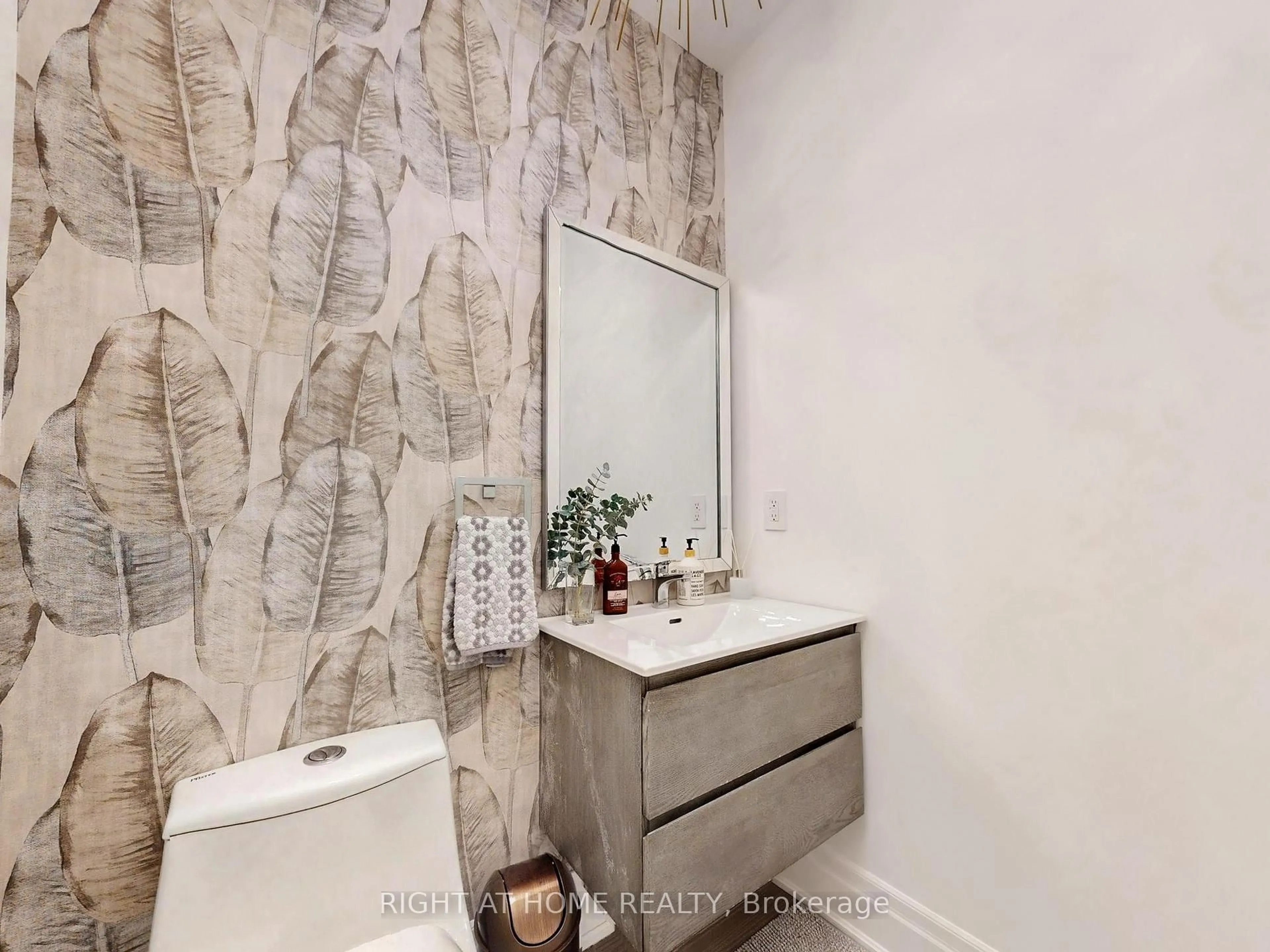 Contemporary bathroom, ceramic/tile floor for 2251 Khalsa Gate, Oakville Ontario L6M 1P4