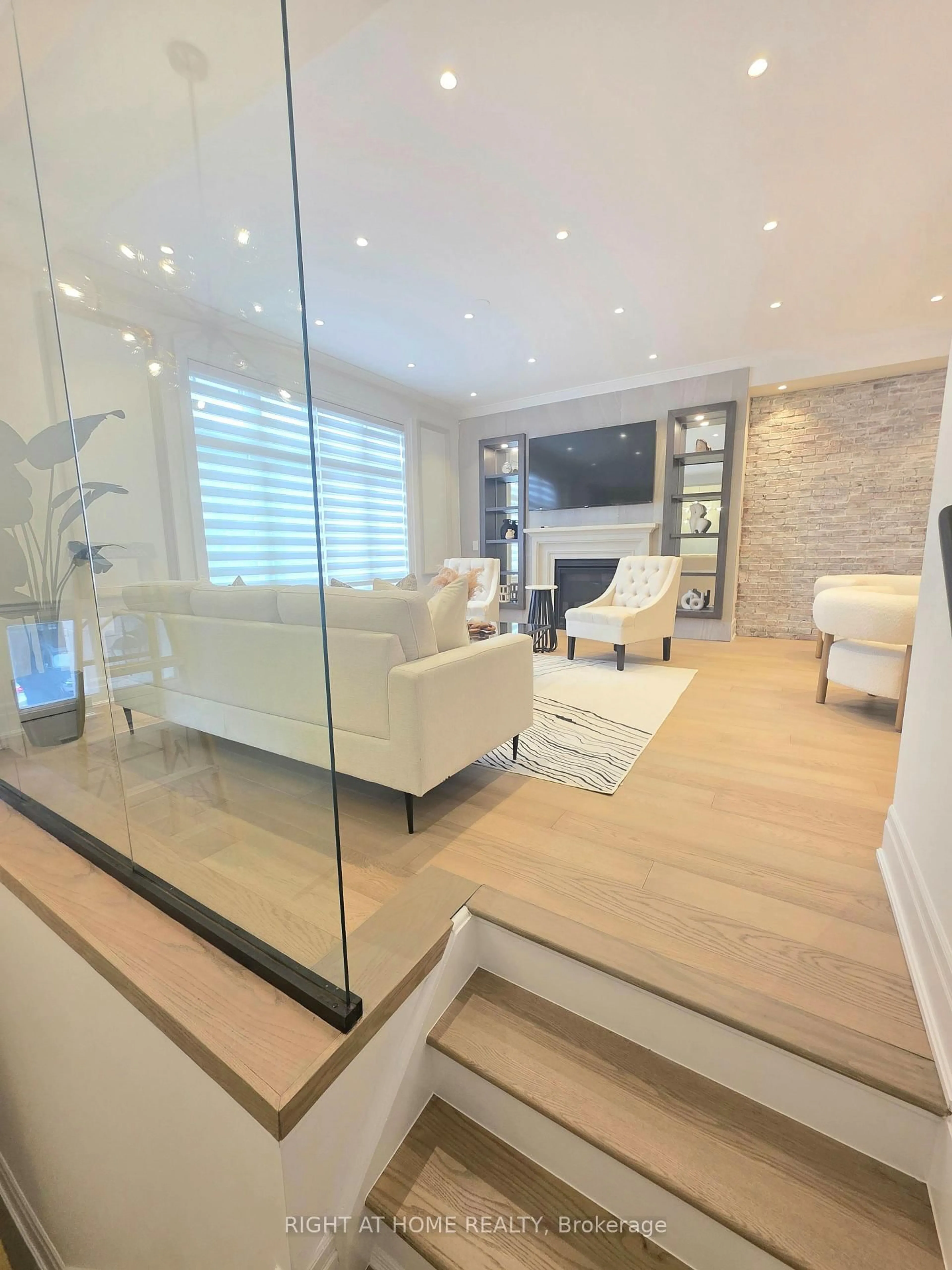 Living room with furniture, unknown for 2251 Khalsa Gate, Oakville Ontario L6M 1P4