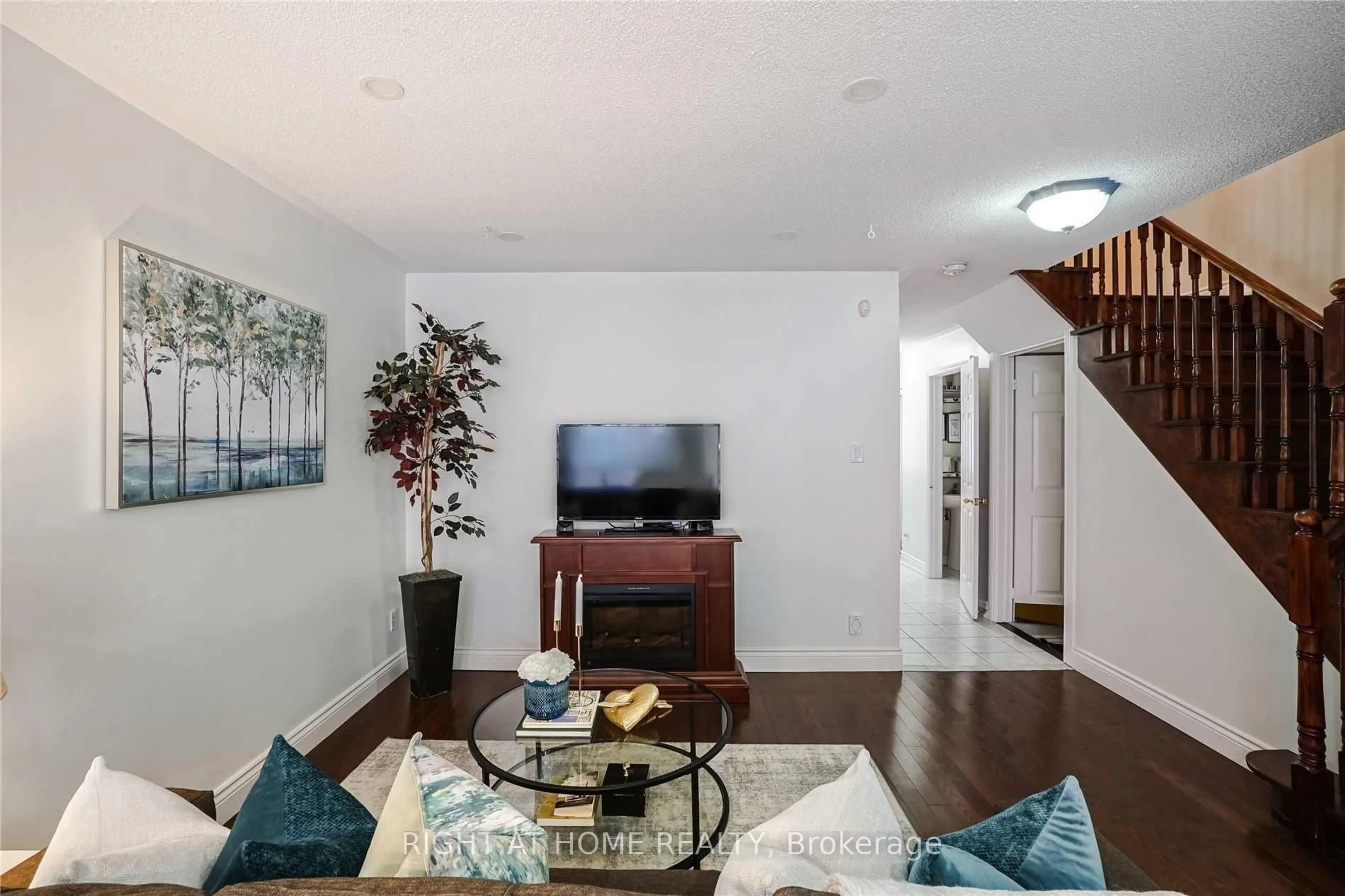 Living room with furniture, unknown for 7438 Magistrate Terr, Mississauga Ontario L5W 1L2