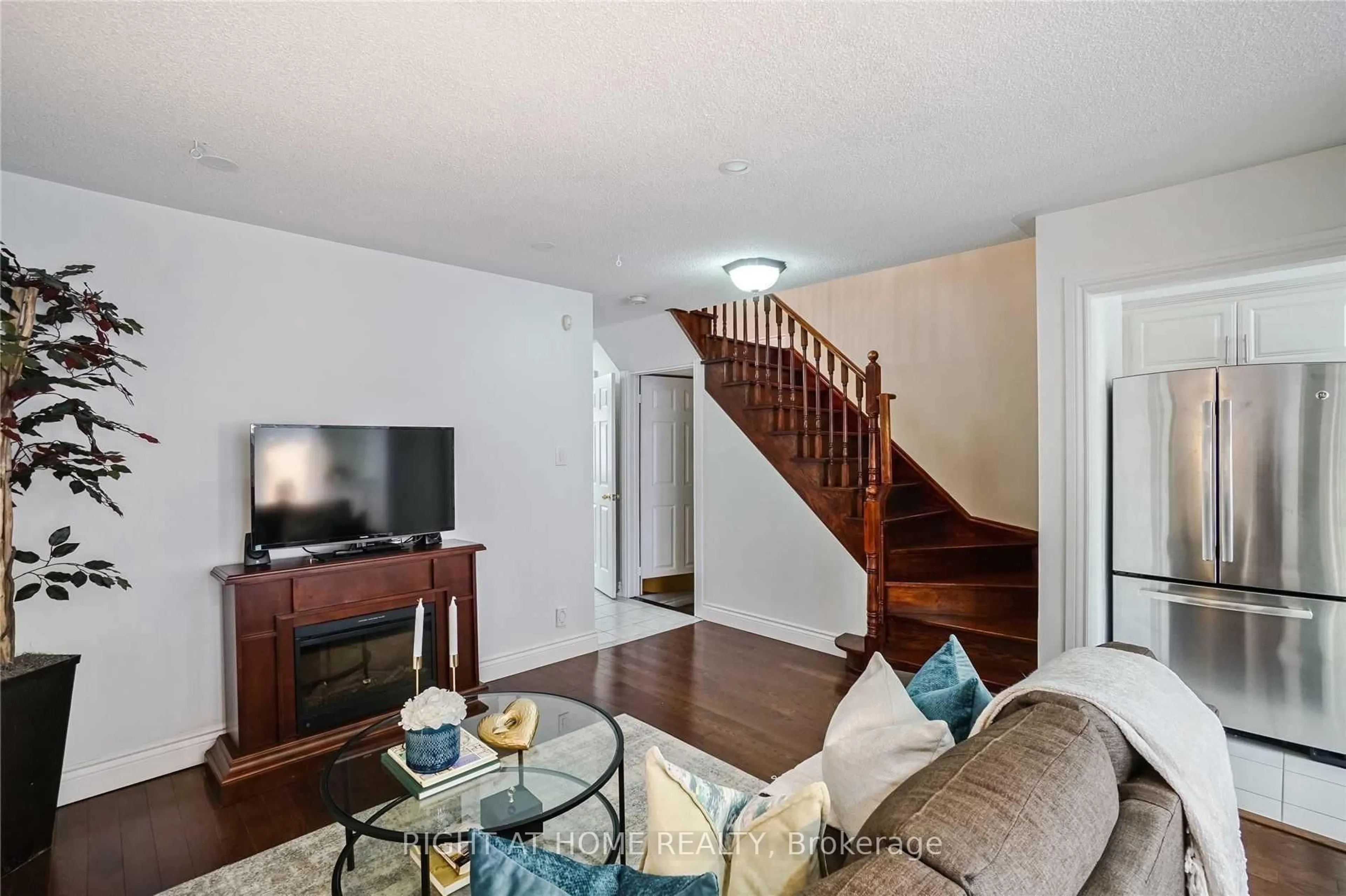 Living room with furniture, unknown for 7438 Magistrate Terr, Mississauga Ontario L5W 1L2