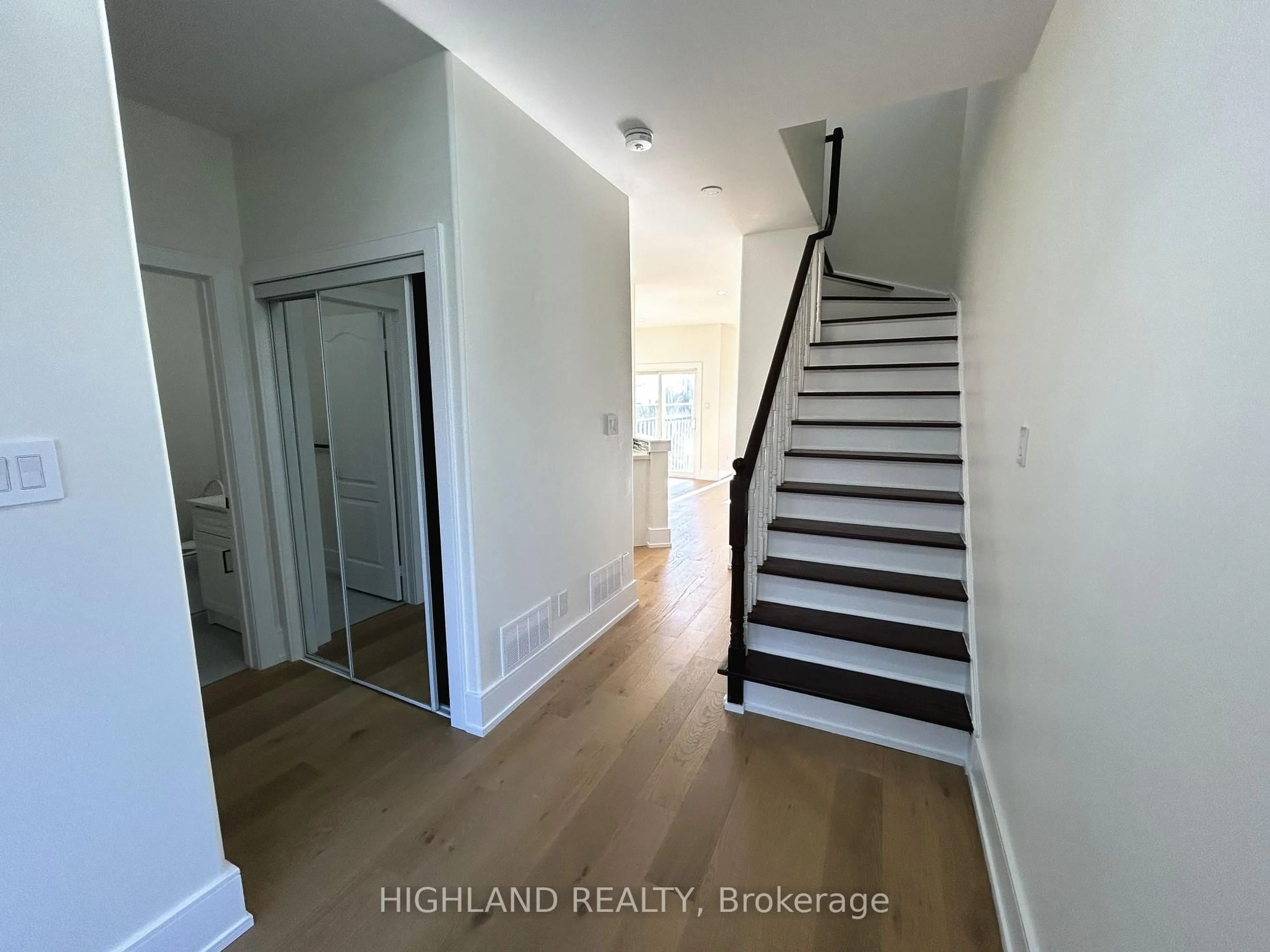 Indoor entryway for 916 Golden Farmer Way, Mississauga Ontario L5W 1B4