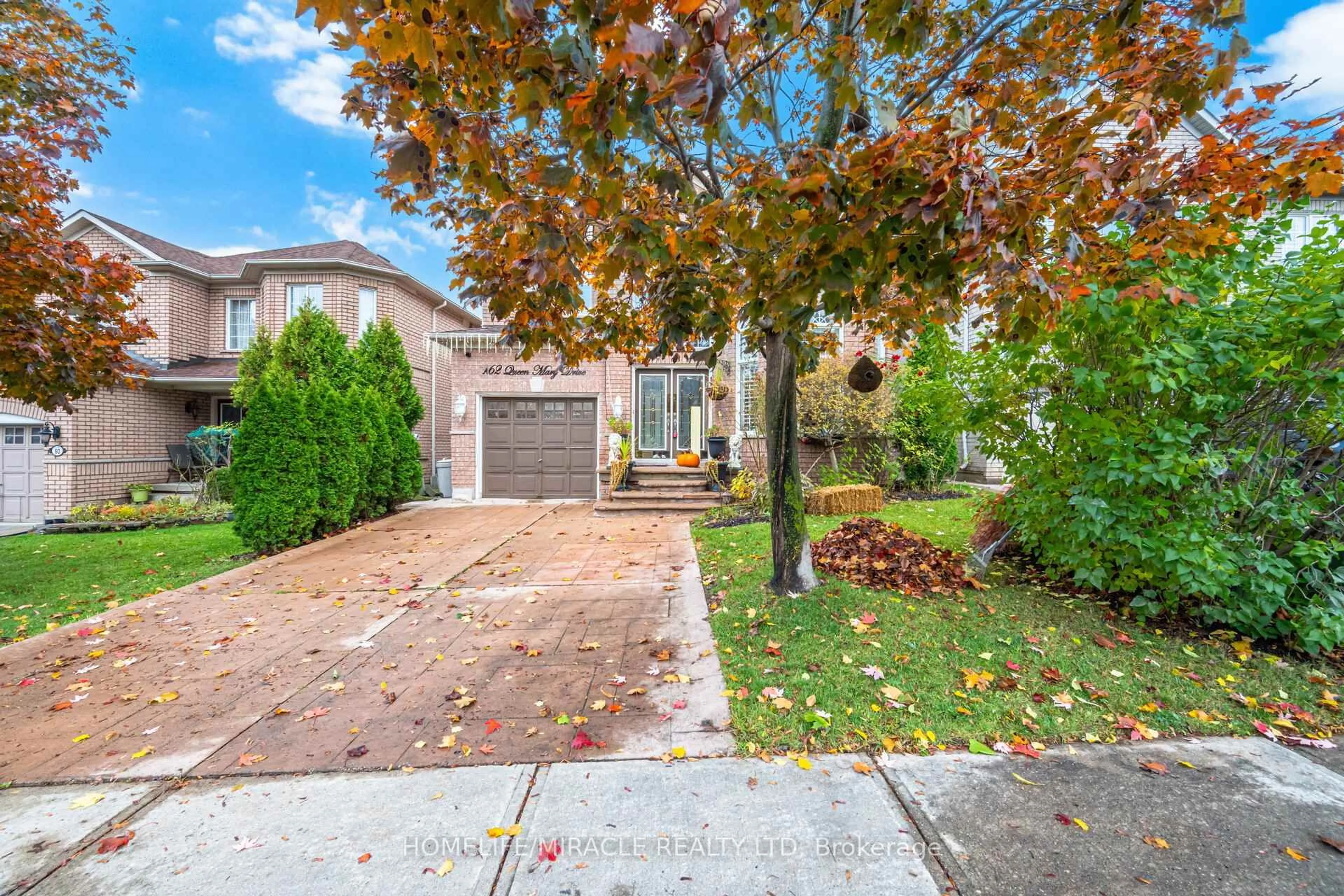 Patio, street for 62 Queen Mary Dr, Brampton Ontario L7A 2K3