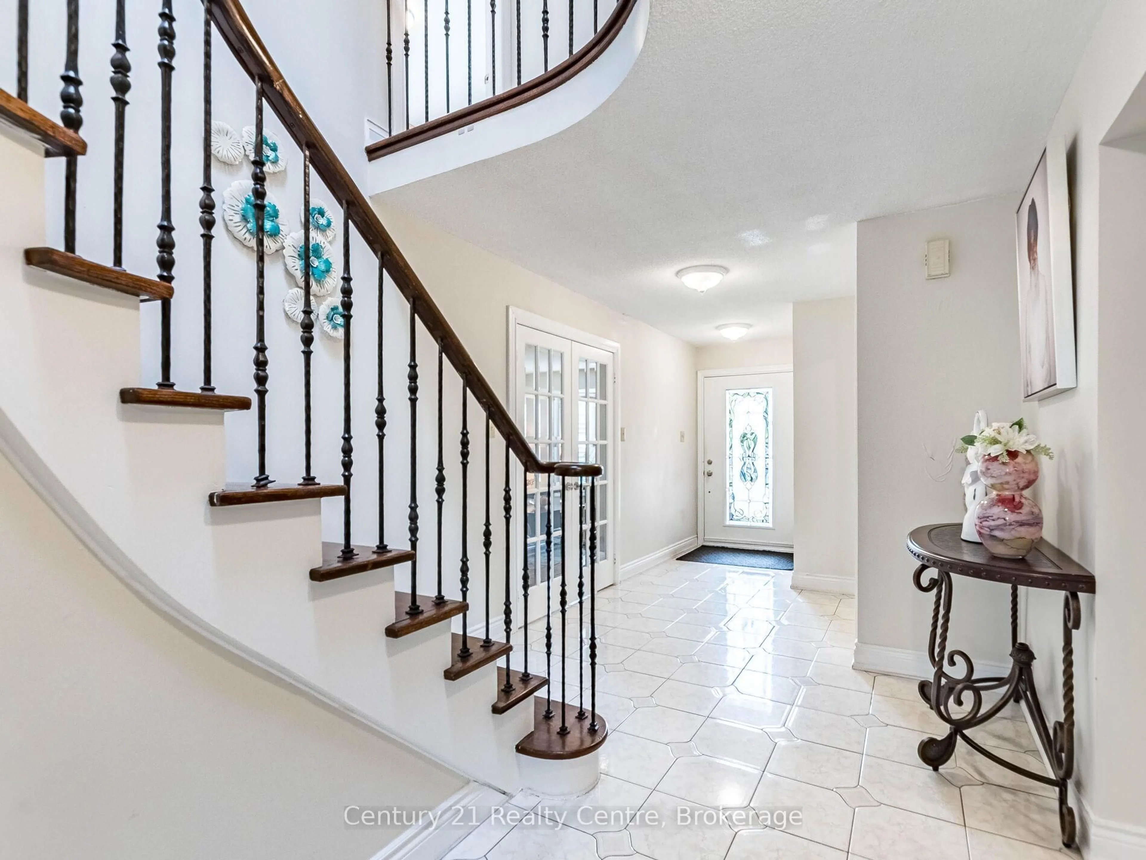 Indoor entryway for 3349 Loyalist Dr, Mississauga Ontario L5L 5T9