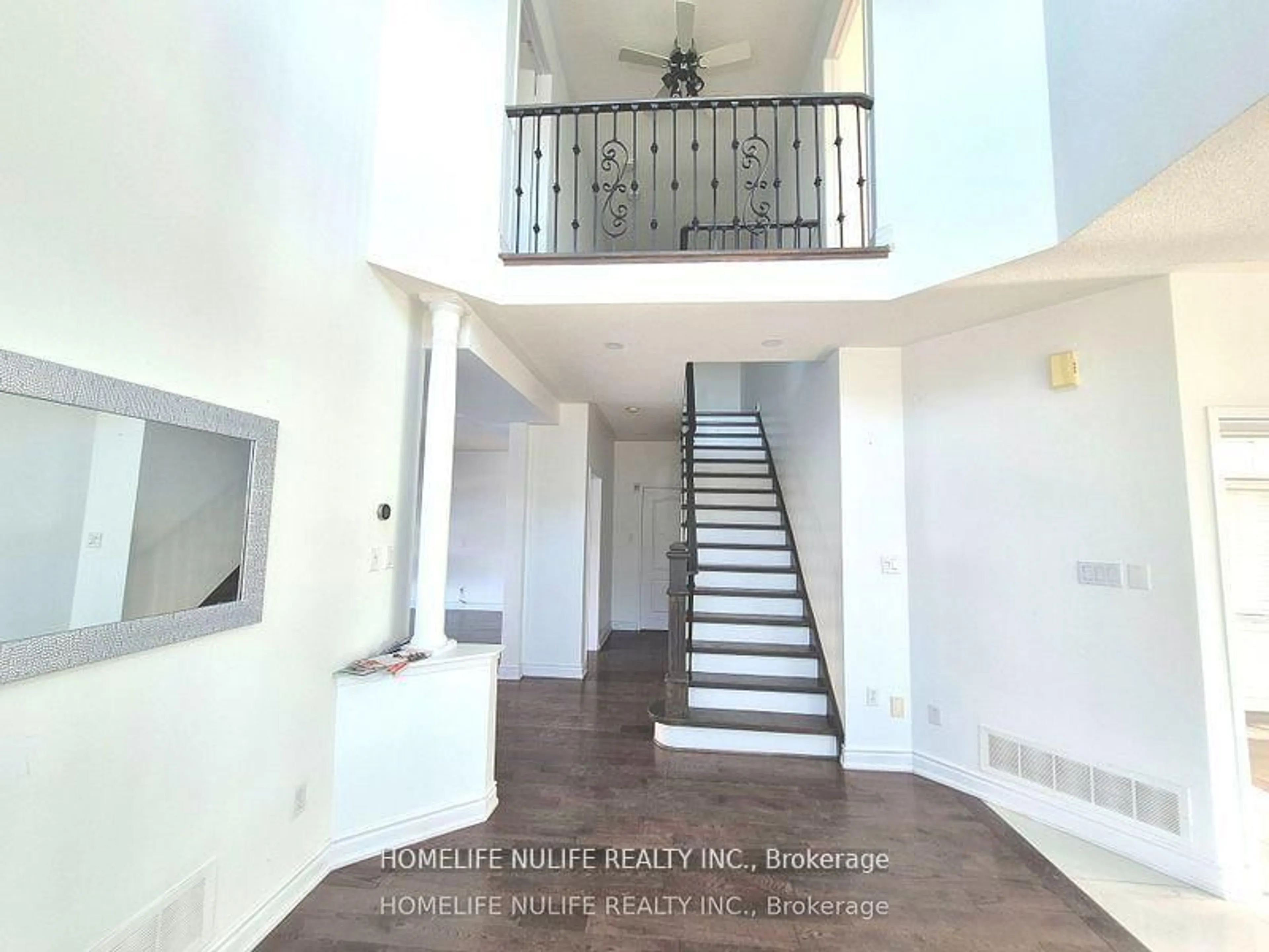 Indoor foyer for 3866 Thomas St, Mississauga Ontario L5M 7B1