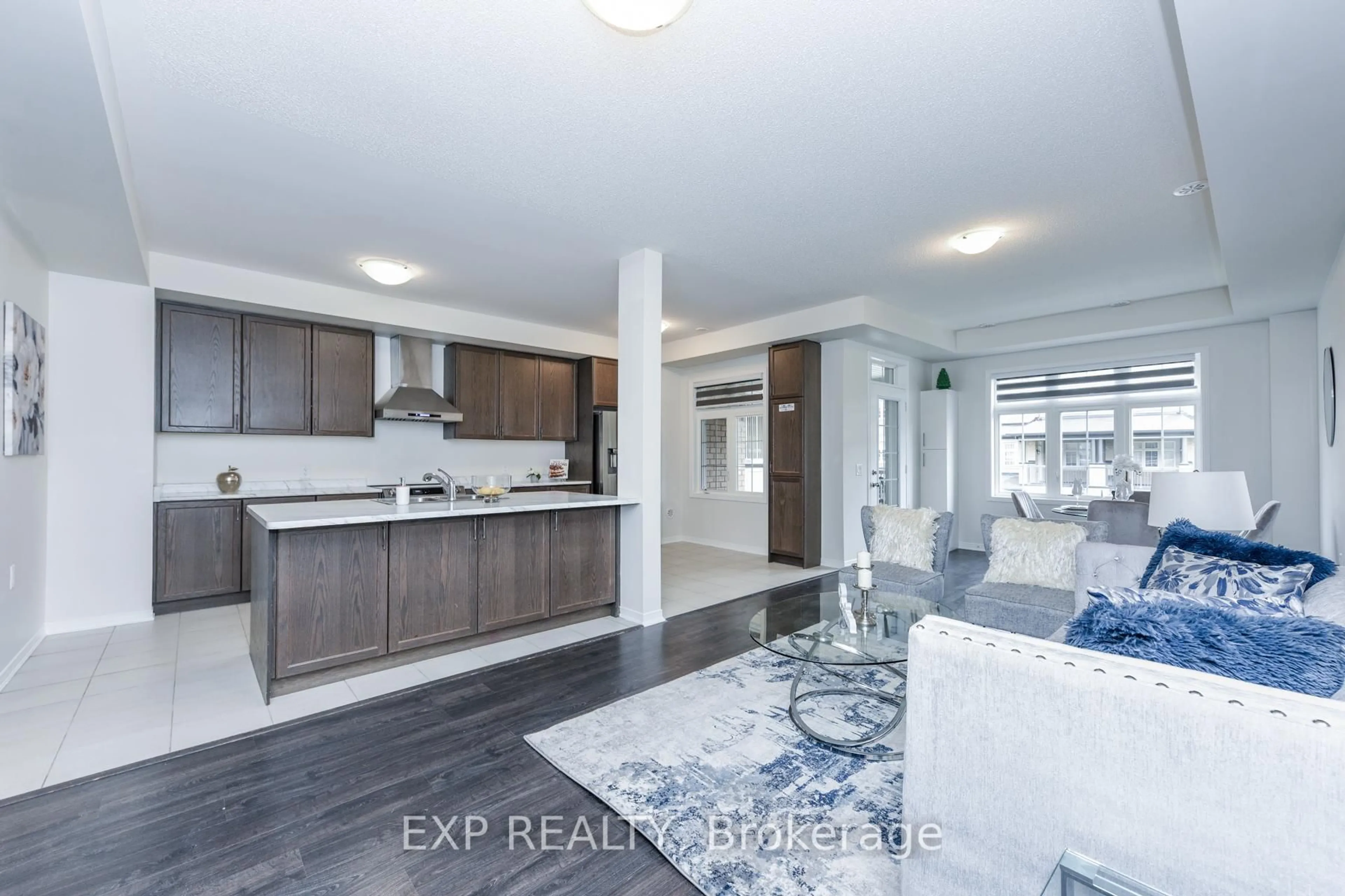 Open concept kitchen, unknown for 10 Lowes Hill Circ, Caledon Ontario L7C 4H5