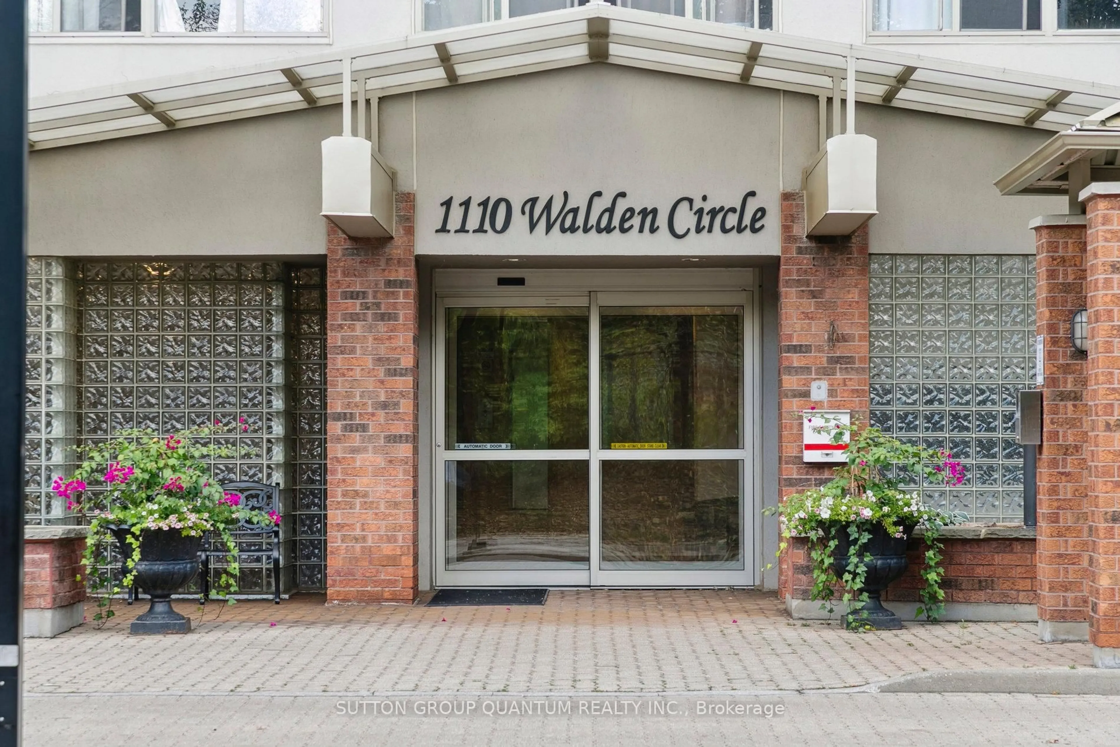 Indoor foyer for 1110 WALDEN Circ #611, Mississauga Ontario L5J 4R3