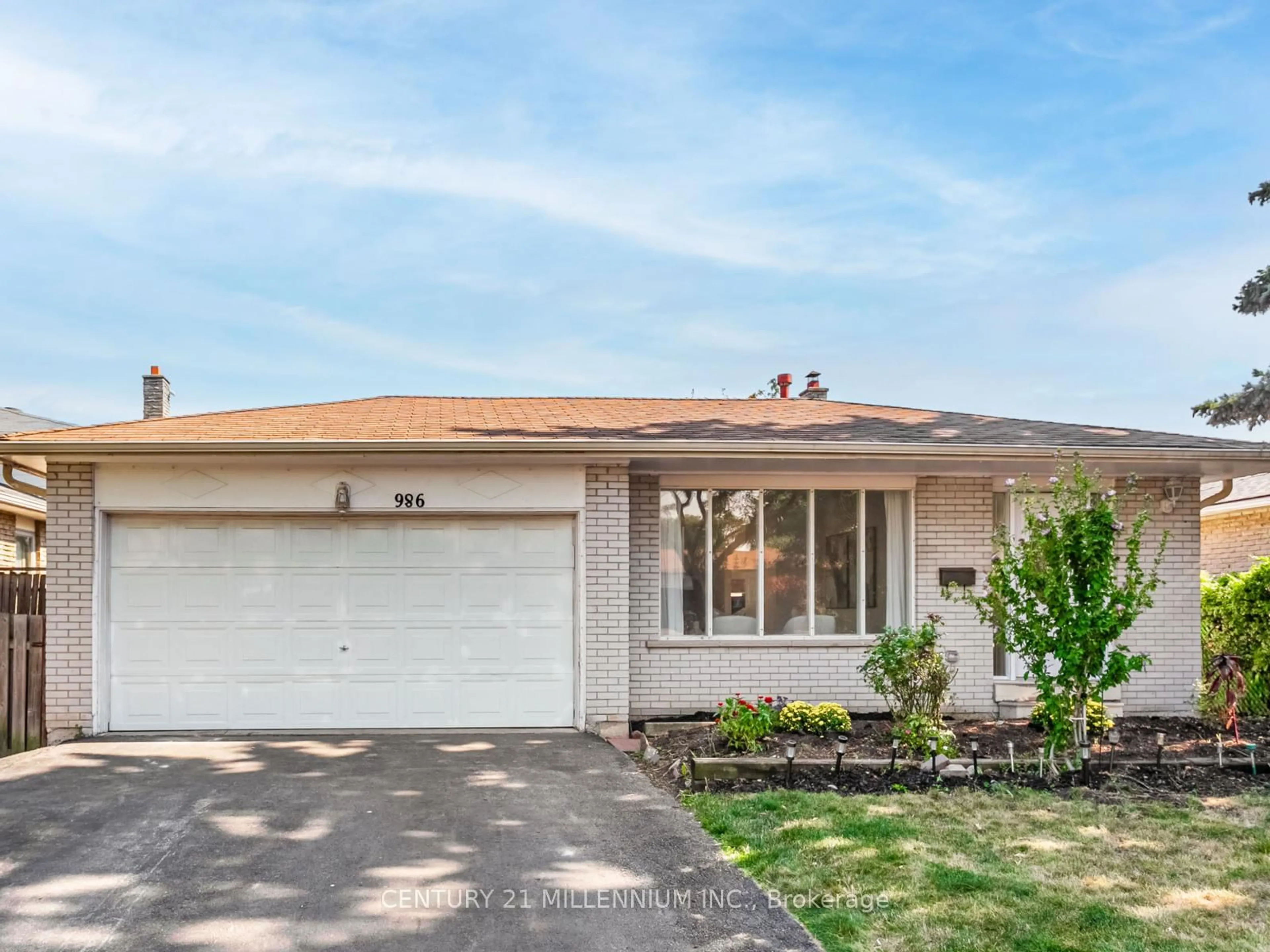 Home with vinyl exterior material, street for 986 Mcbride Ave, Mississauga Ontario L5C 1L6