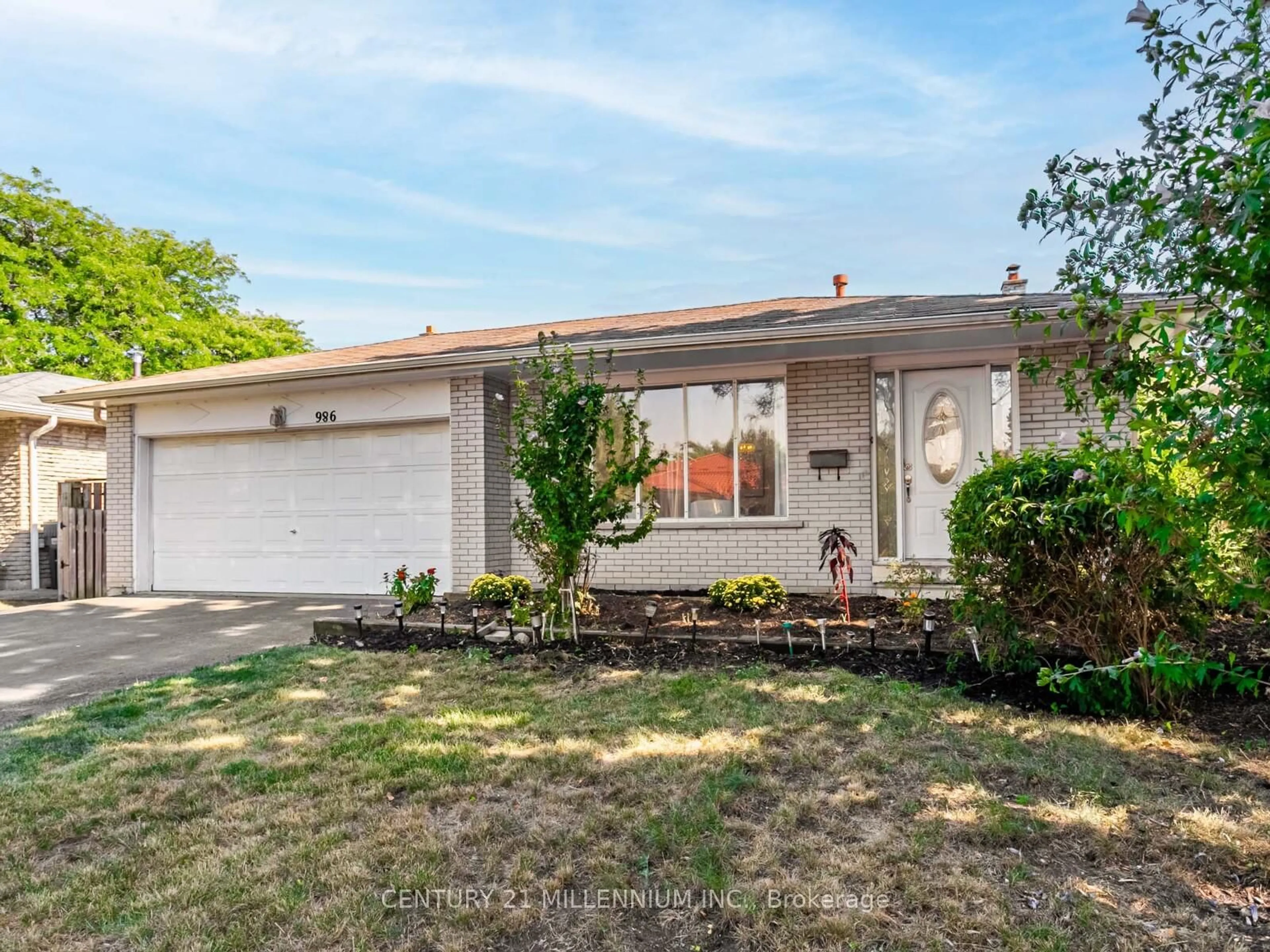 Home with vinyl exterior material, street for 986 Mcbride Ave, Mississauga Ontario L5C 1L6