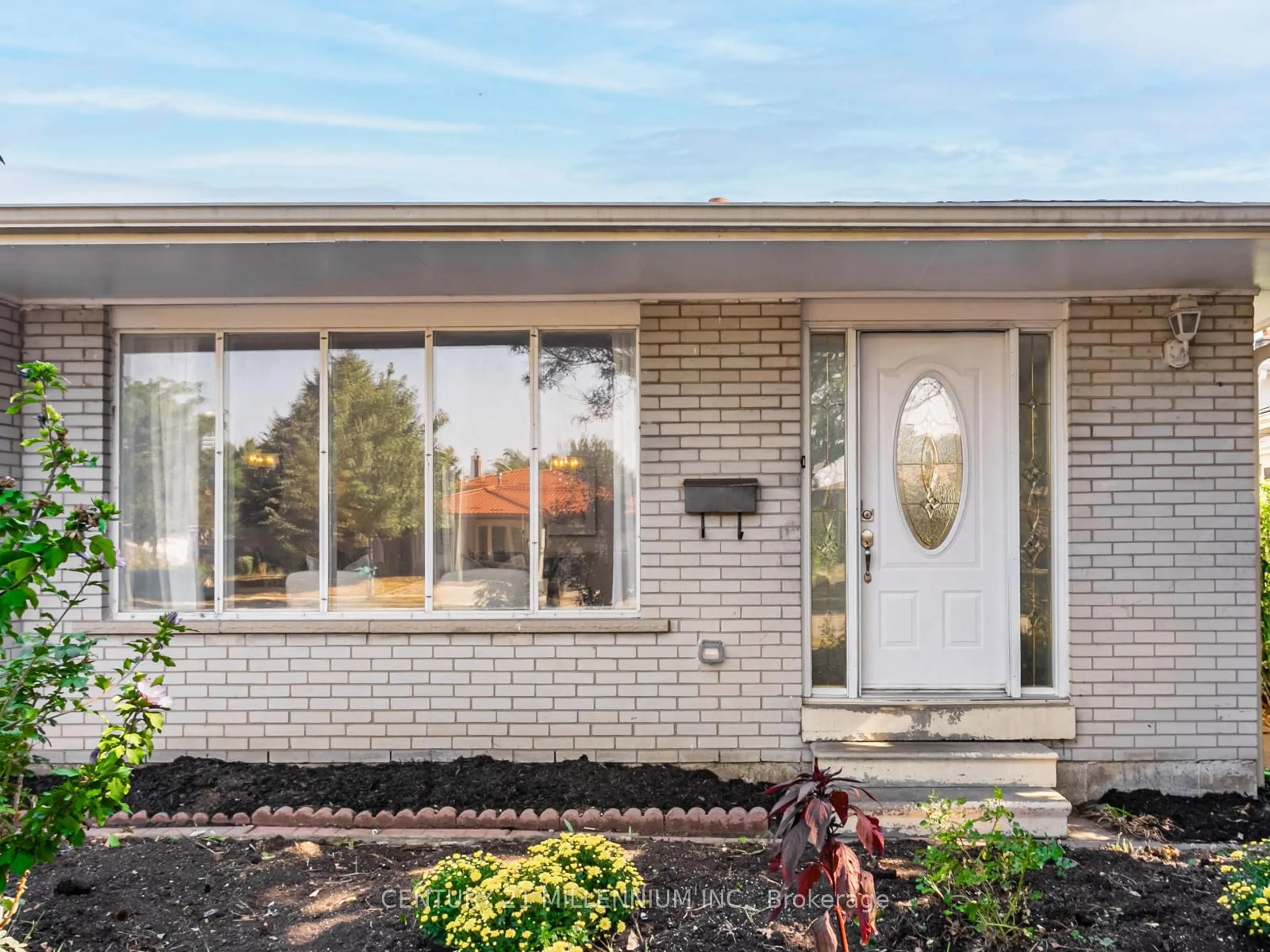 Home with brick exterior material, street for 986 Mcbride Ave, Mississauga Ontario L5C 1L6