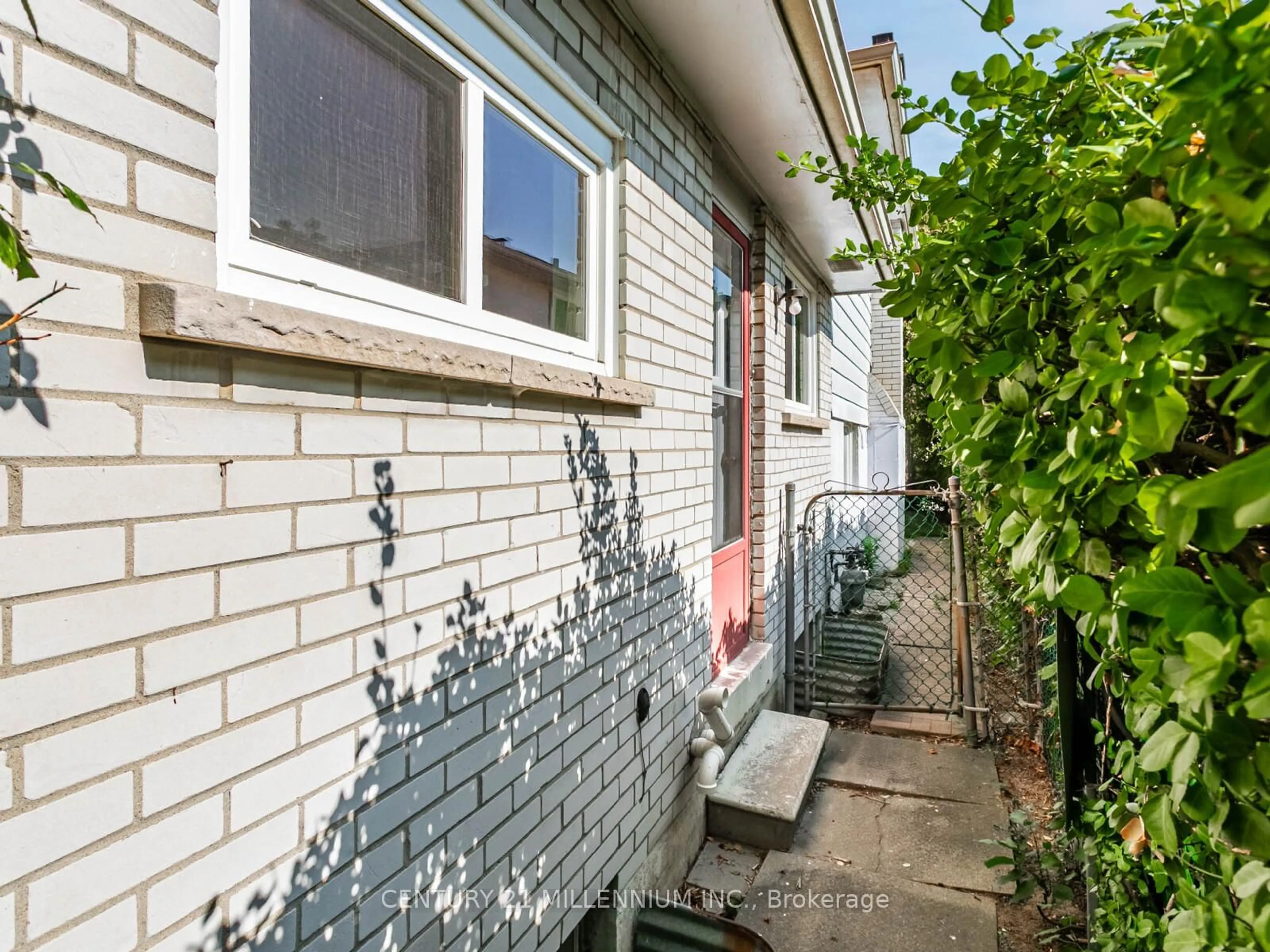 Unknown for 986 Mcbride Ave, Mississauga Ontario L5C 1L6