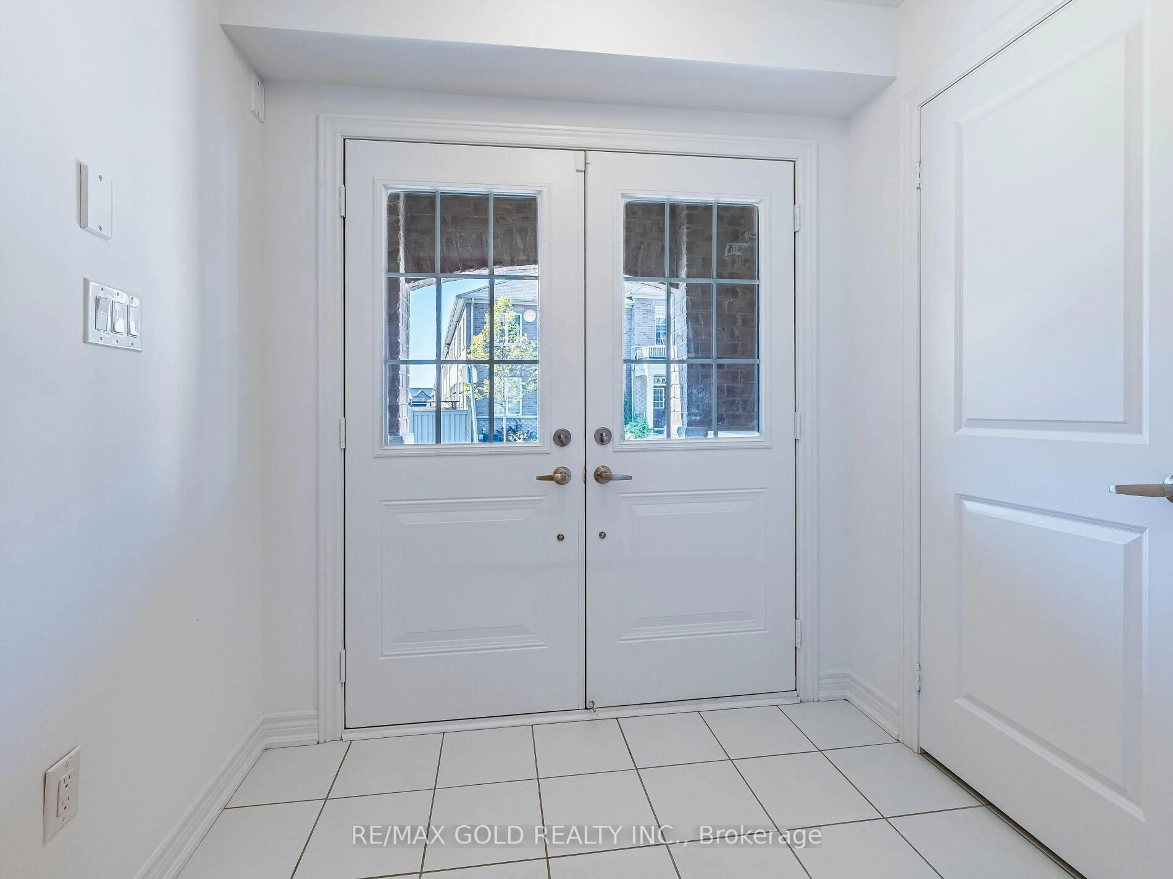 Indoor entryway for 35 Labrish Rd, Brampton Ontario L7A 5C2